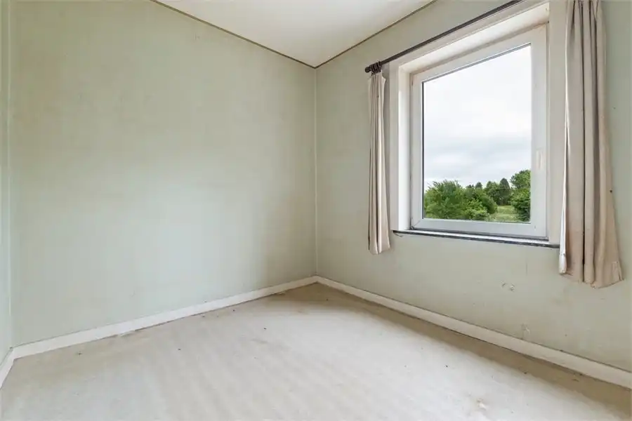 TE RENOVEREN GEZINSWONING MET LOODS IN HET LANDELIJKE GINGELOM foto 22