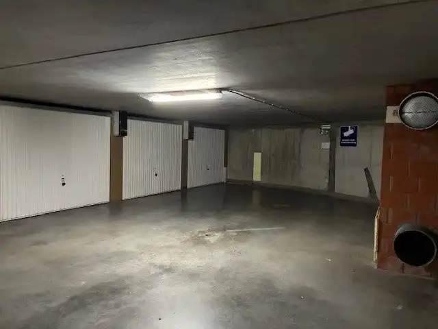 ruime autobox in een verzorgd garagecomplex foto 5