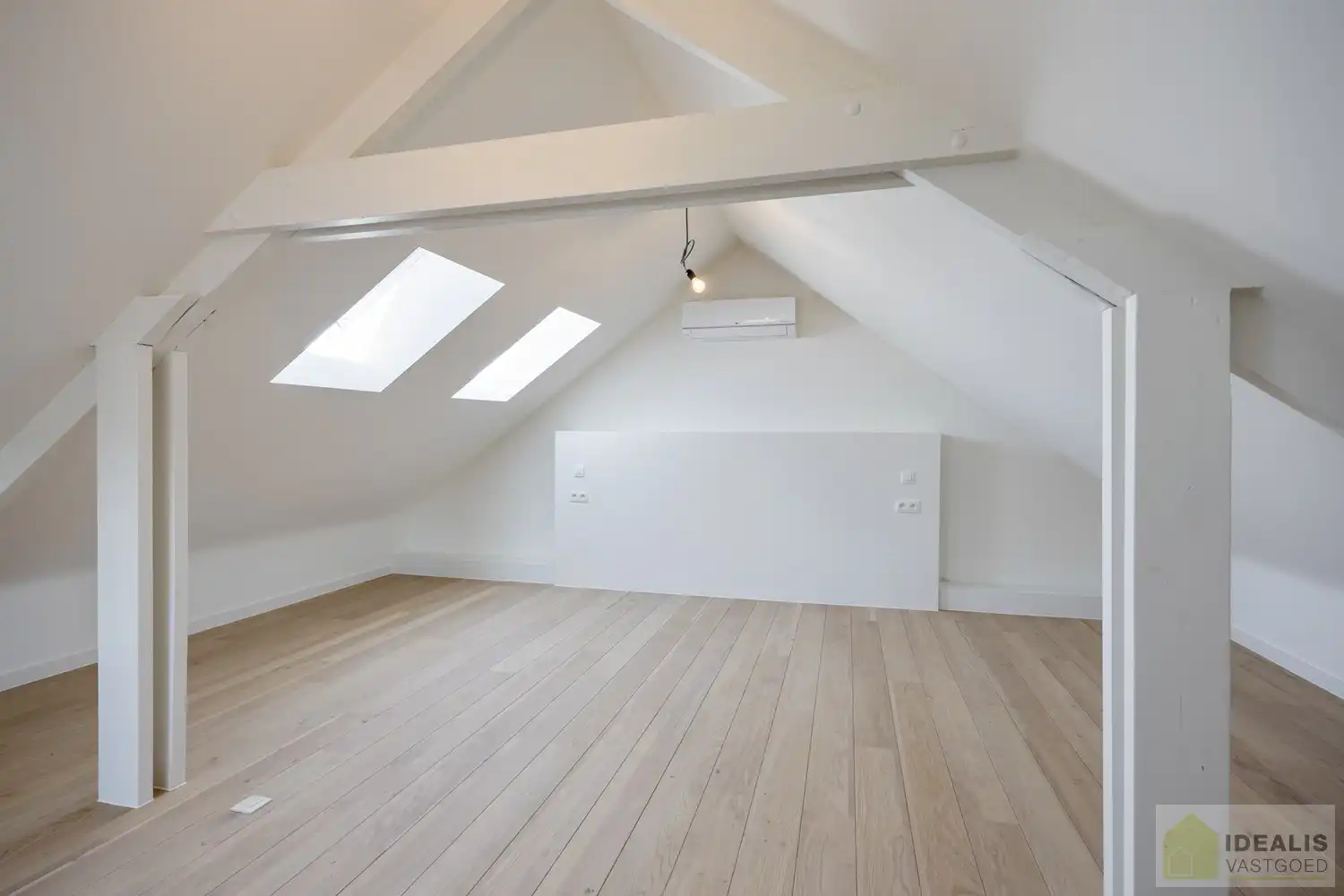 IDEALIS VASTGOED – Schitterend volledig vernieuwde woning (+- 220m²) met een heerlijke open leefruimte, 3 ruime slaapkamers, luxueuze badkamer, ruime wasplaats op een fijn zuid georiënteerd perceel! Dit heerlijke huis bevindt zich op een knap perceel van 8a 69ca in een heerlijk rustige en groene omgeving! - EEN MUST VISIT! - foto 25