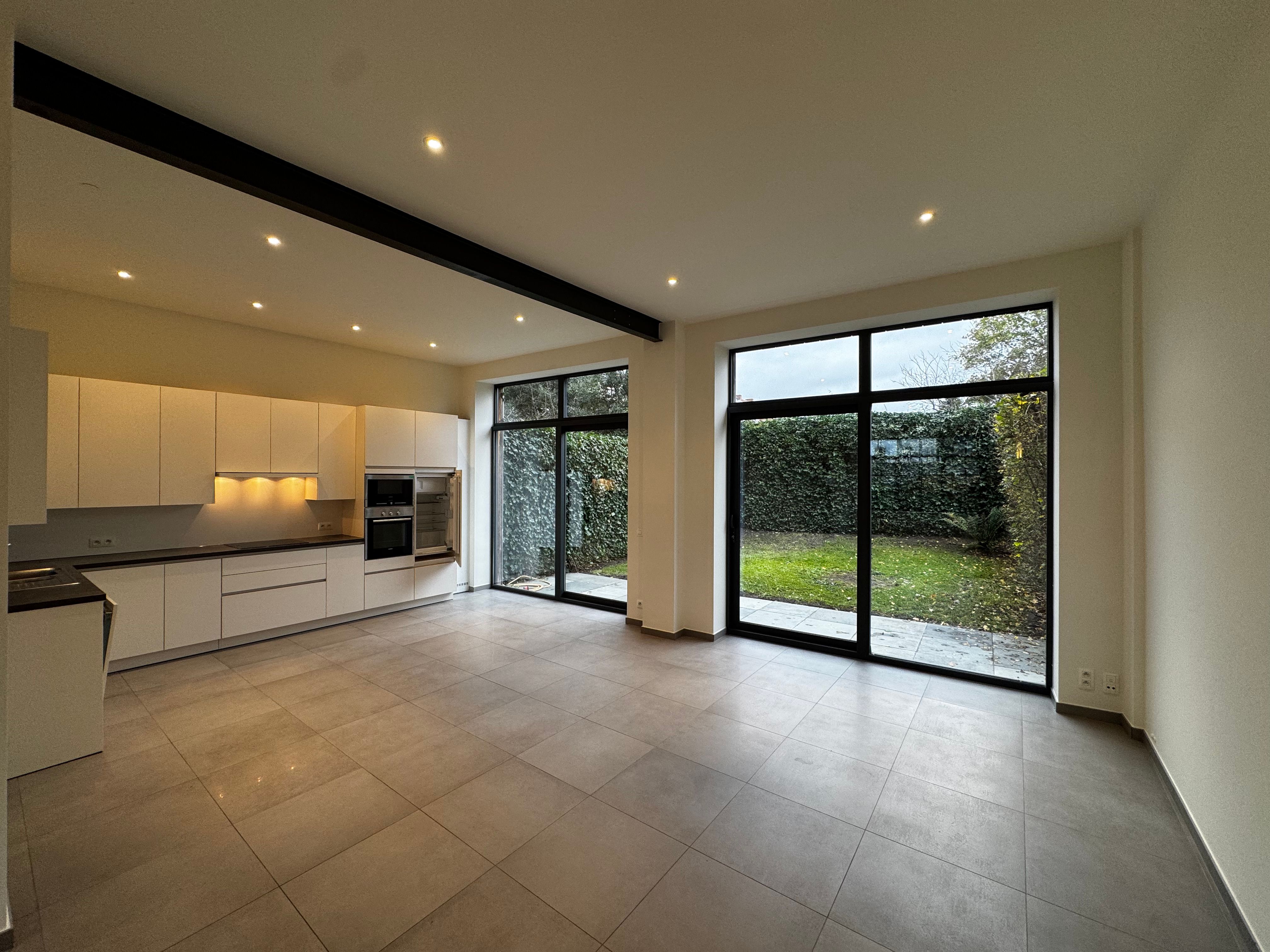 Gerenoveerde woning met 3 slaapkamers en tuin foto {{pictureIndex}}