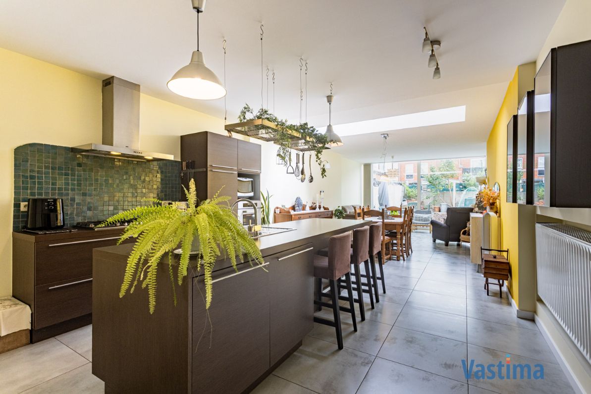 Instapklare stadswoning met tuin: ruimte, licht en comfort in één foto {{pictureIndex}}