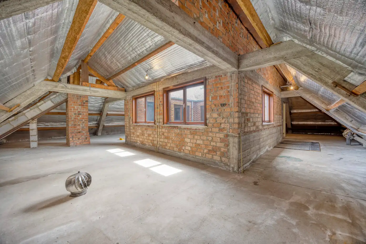 STATIGE VILLA VOOR PRIVE OF VRIJ BEROEP MET RUIME TUIN   foto 26