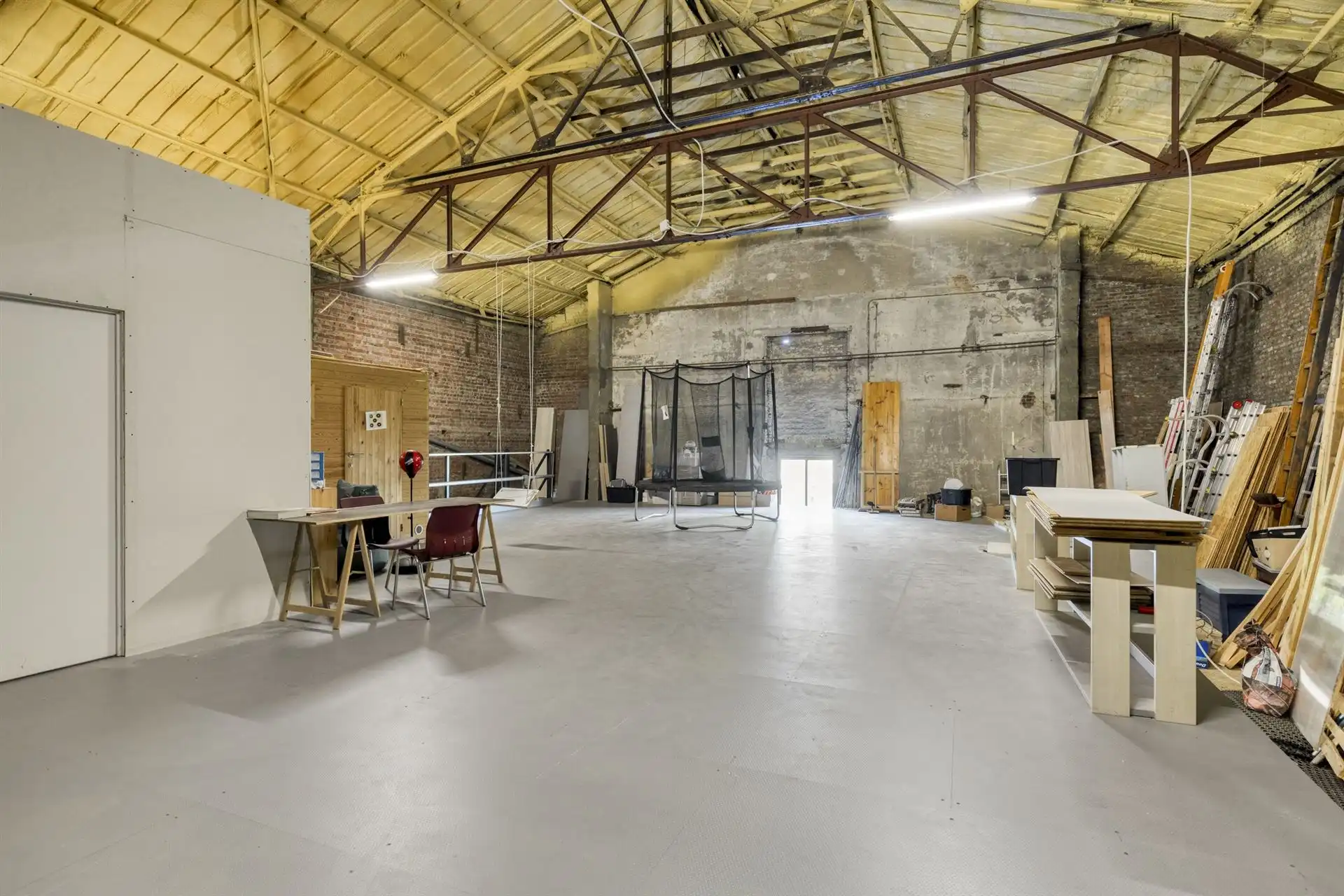 Ruime woning met handelsruimte(57m²)en opslagruimte(462m²). foto 24