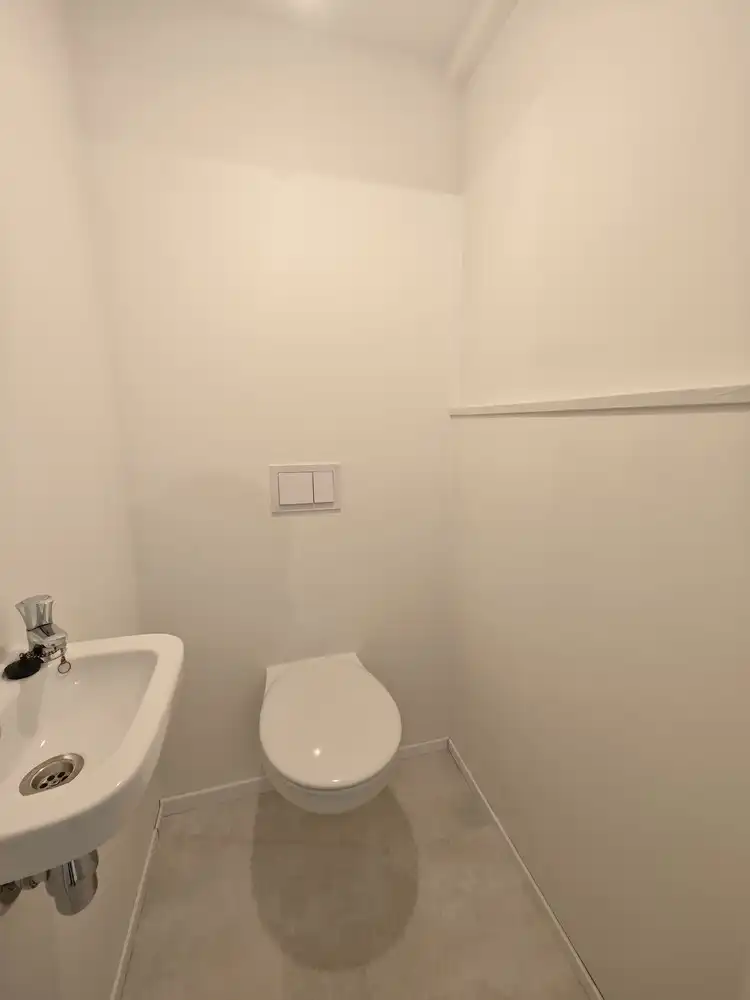 Gerenoveerde kantoorruimte met opslag foto 11