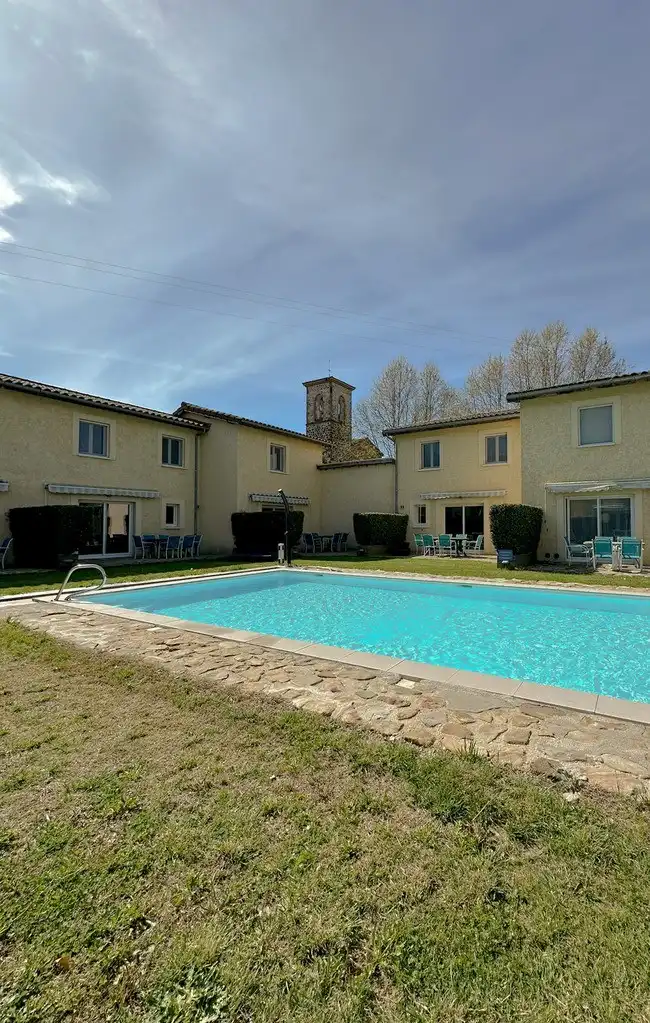 Gezellig Vakantiehuis met Uitzicht op Zwembad foto 4