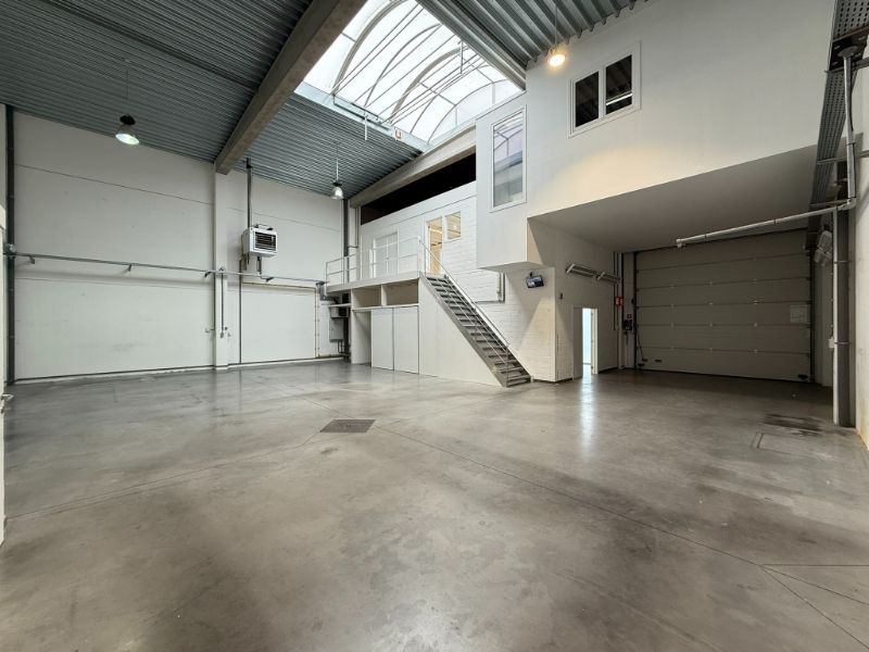 Modern bedrijfsgebouw met magazijn en kantoren foto 4