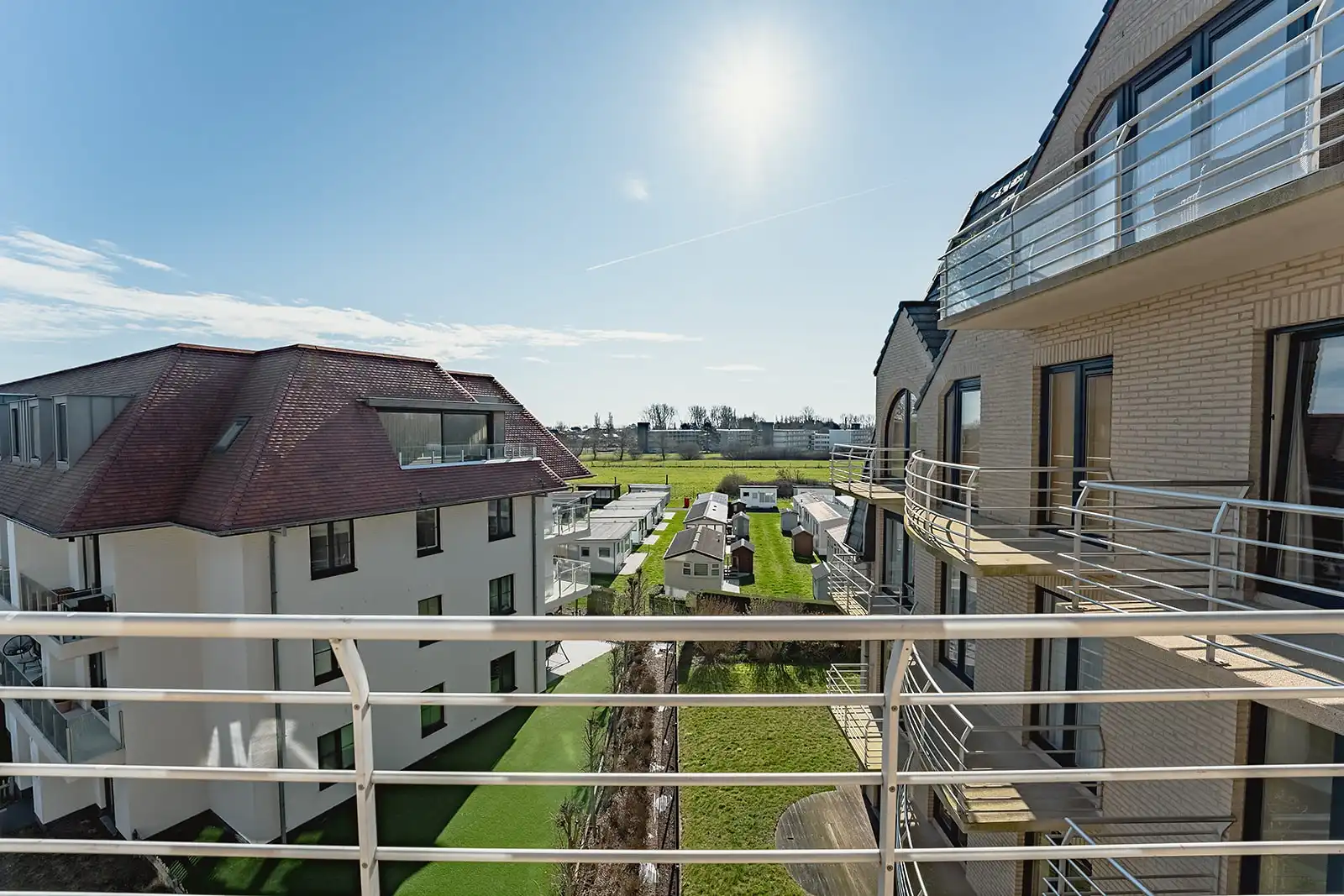 Instapklaar 2 slaapkamer appartement gelegen in De Haan op wandelafstand van het strand en het centrum. foto 3