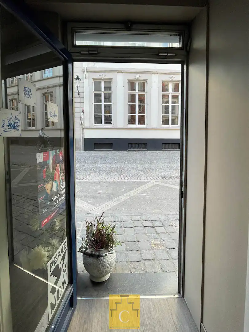 charmant handelspand met woonst, aparte ingang, op topligging in het hart van Brugge foto 3