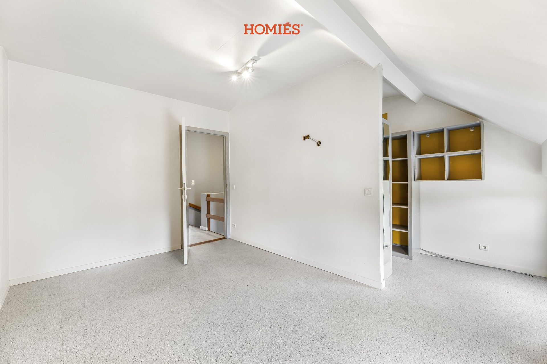 Te renoveren woning met veel potentieel foto 10