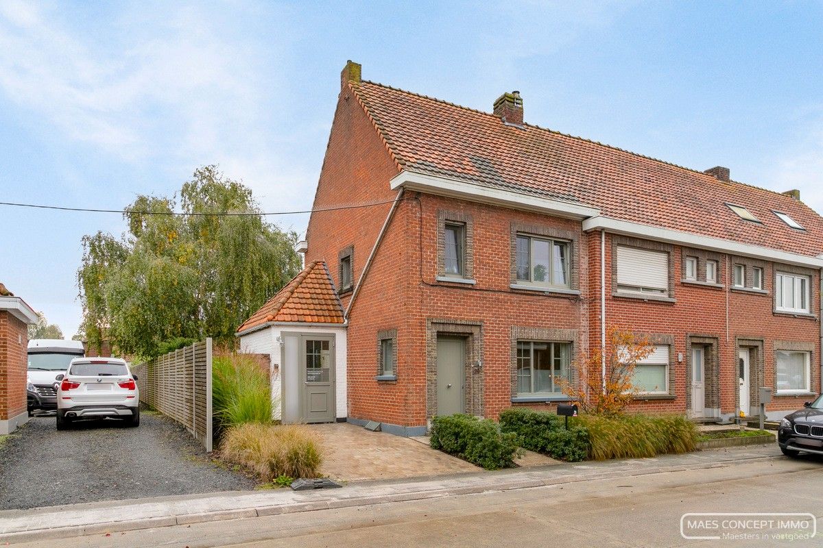 Charmante, instapklare woning te Ingooigem met zonnige tuin en drie slaapkamers foto {{pictureIndex}}