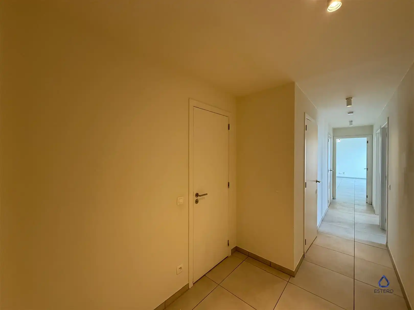 Modern 2-slaapkamerappartement met terras en zicht op groen foto 2