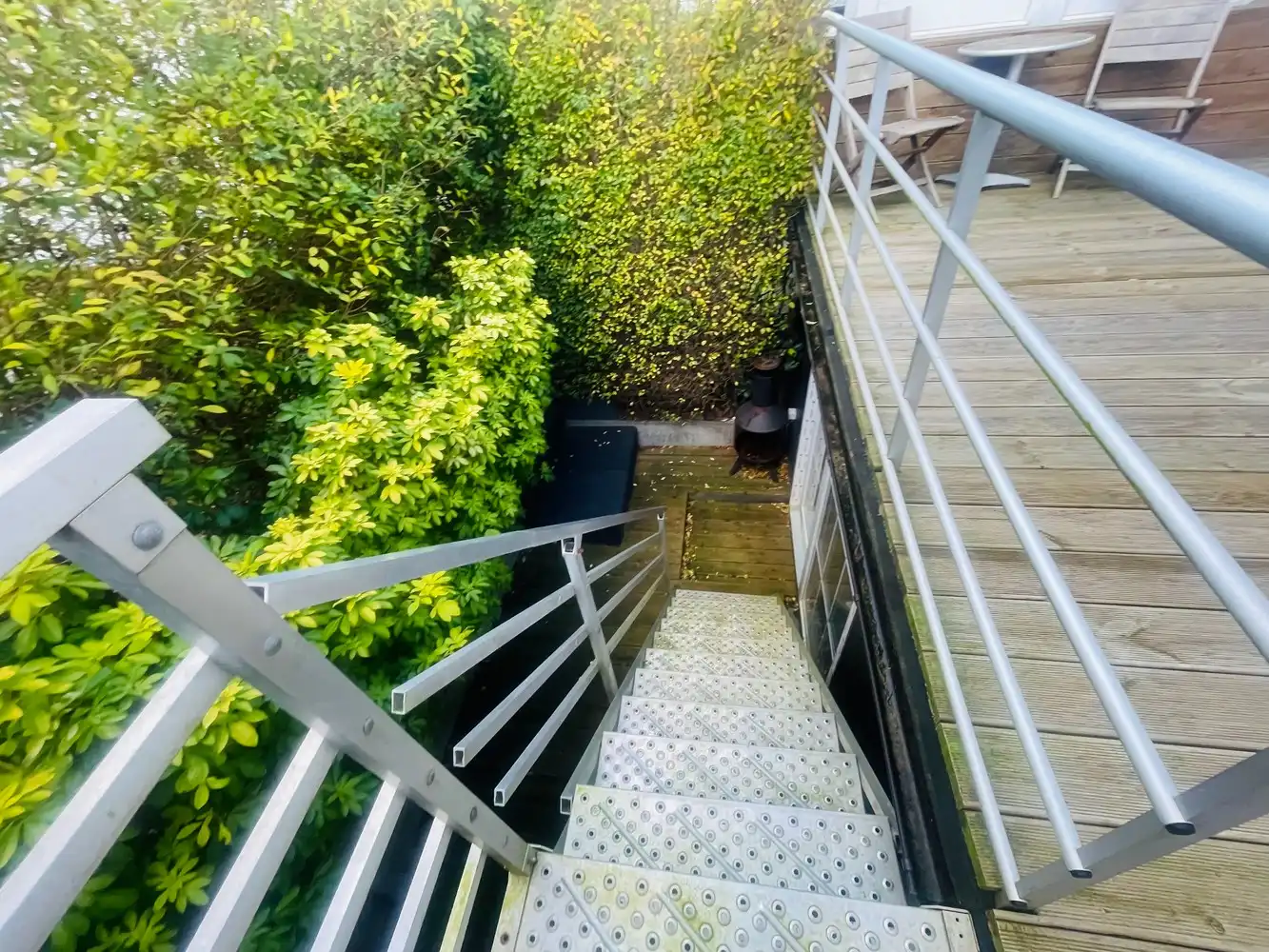 Zeebrugge op 50meter van het strand Uiterst charmante totaal gerenoveerde RUIM WOONHUIS met 5 SLAAPKAMERS en 3 BADKAMERS en 3 TERRASSEN. Grote troef is 2 AUTOSTAANPLAATSEN en ruime GARAGE.&nbsp; Oprit, grote garage, werkplaats, plaats voor fietsen, ingerichte STUDIO met tuintje op het zuiden. &nbsp;1éV:&nbsp; Zalige living , ingerichte open keuken, uitgevend op een groot zonneterras.Long island style. 2é V: 3 leuke slaapkamers , 2 badkamers. Onder het dak&nbsp; 4 é slaapkamer uitgevend op mooi terras met prachtig vergezicht.Bebouwde oppervlakte van 230 m2 Grondoppervlakte is 137m2 Magnifiek, Perfect onderhouden&nbsp; Juist verhuizen ! Zalig Wonen!&nbsp; Zowel hoofverblijfplaats, als vakantieverblijf aan Zee . foto 39