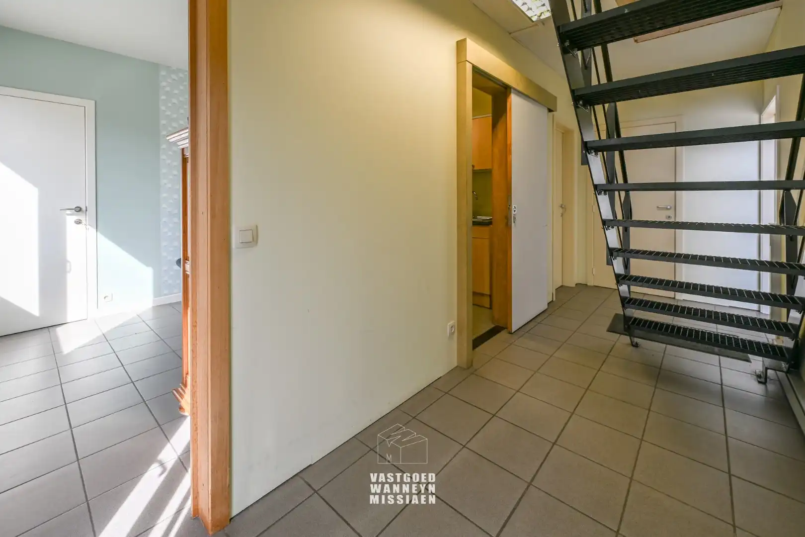 Loods met laadkade, geïntegreerd kantoor en conciërgewoning op 1124 m² foto 15
