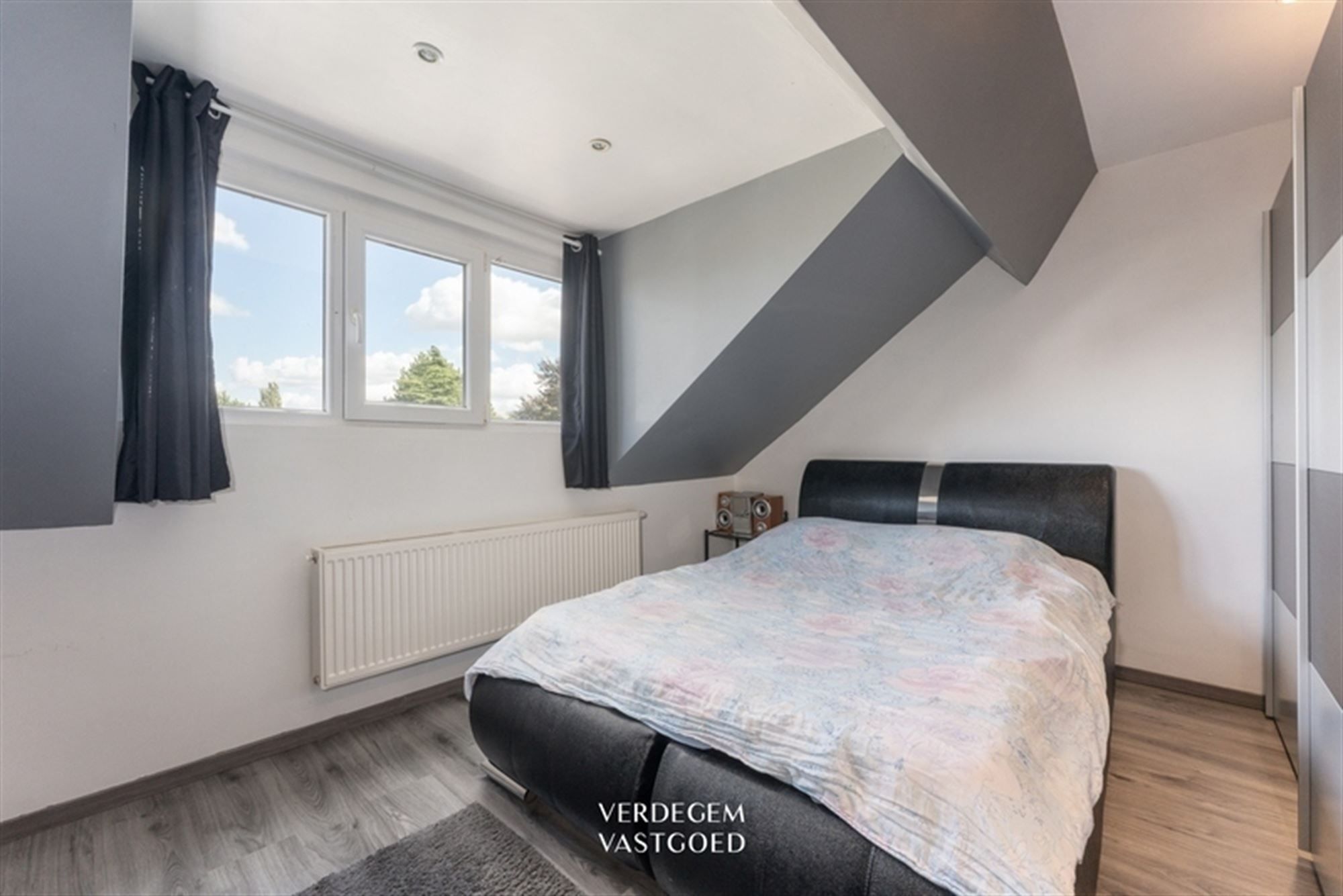 Zeer bereikbare gezinswoning met 4 slaapkamers en paadje naar zonnige tuin foto 13