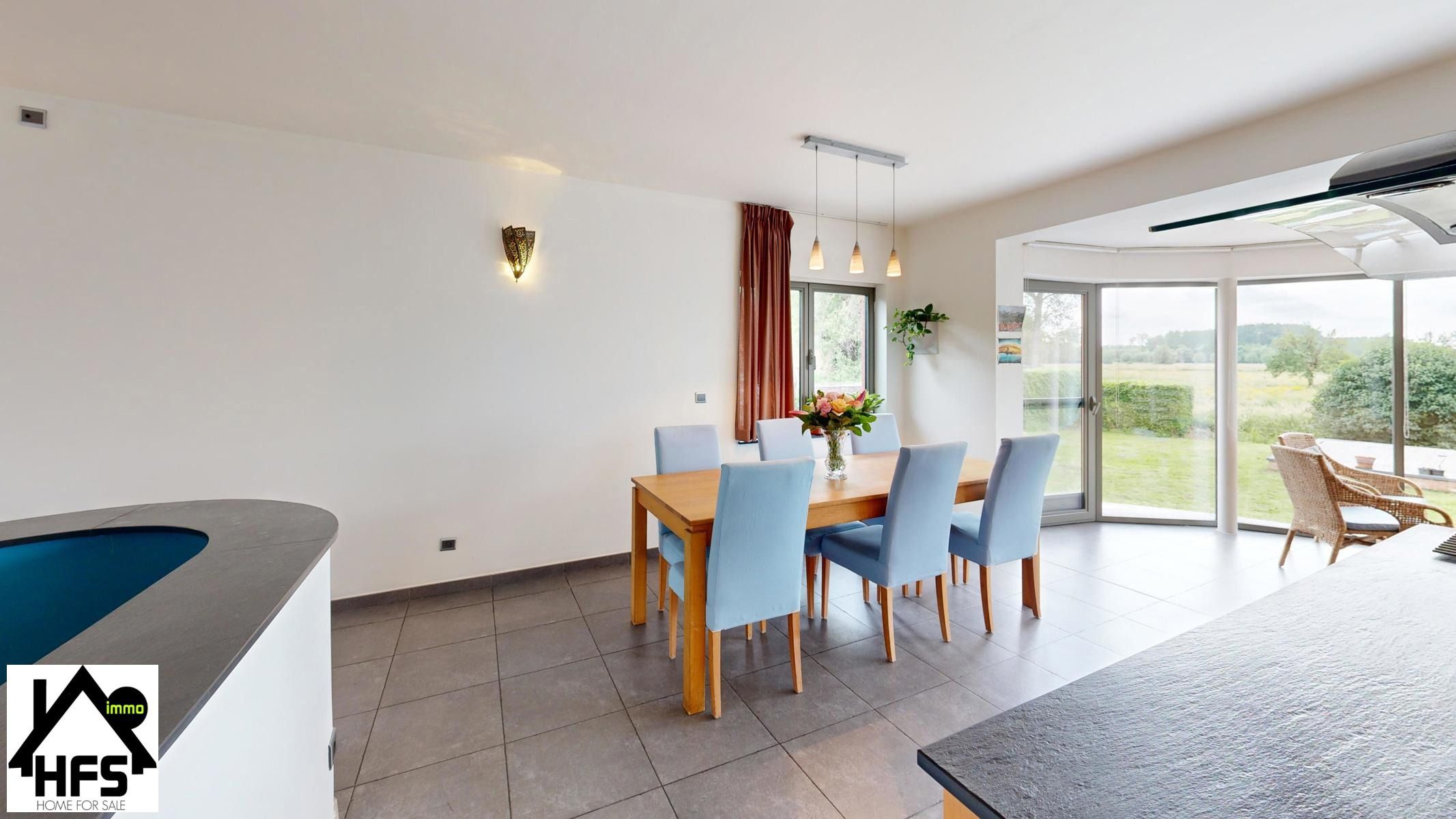 Ruime op te frissen villa met zicht op de weides met tof bijgebouw foto 6