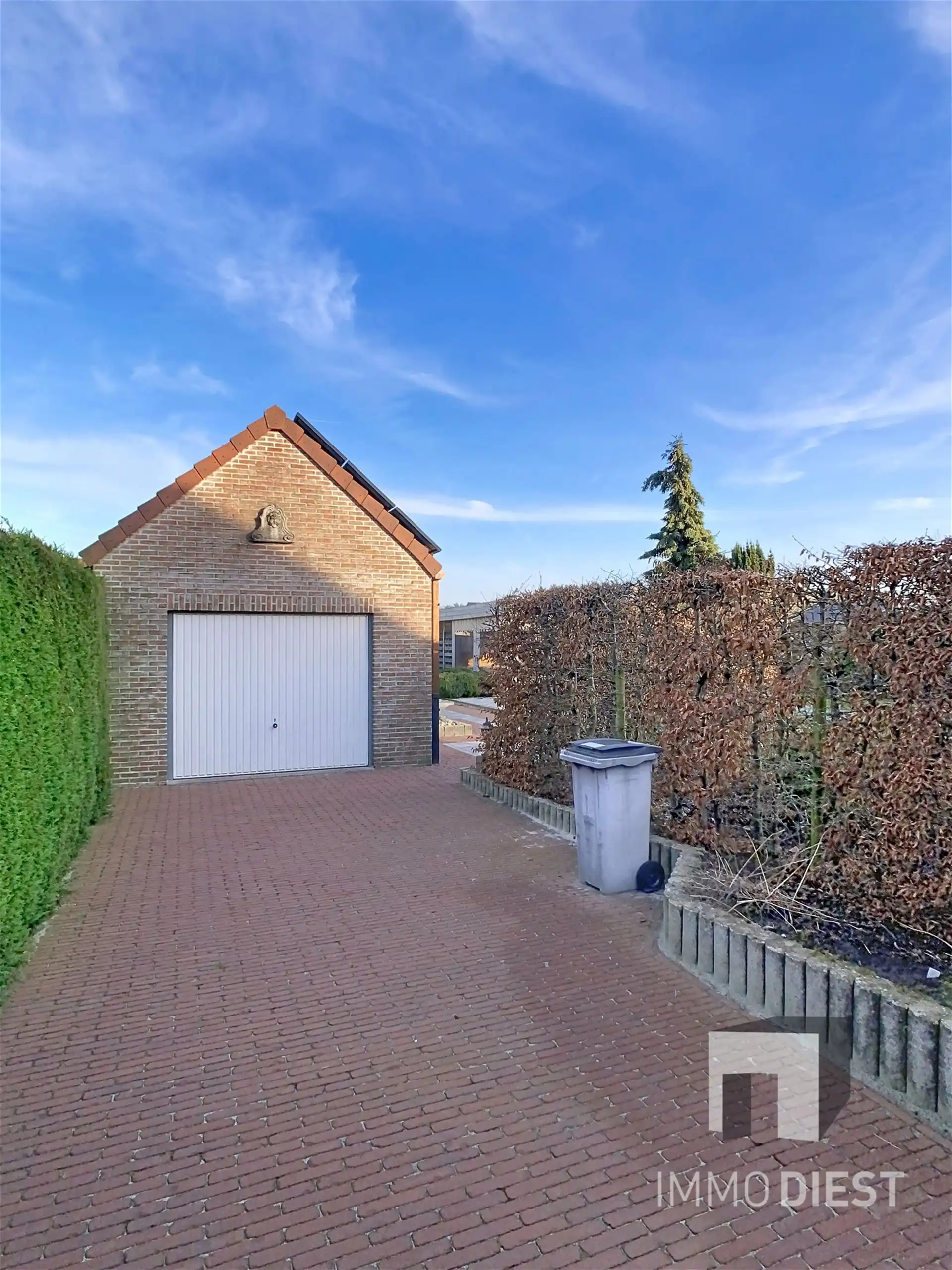 Energiezuinige en prima onderhouden gezinswoning met 4/5 slaapkamers en zwembad op 10 are. foto 53