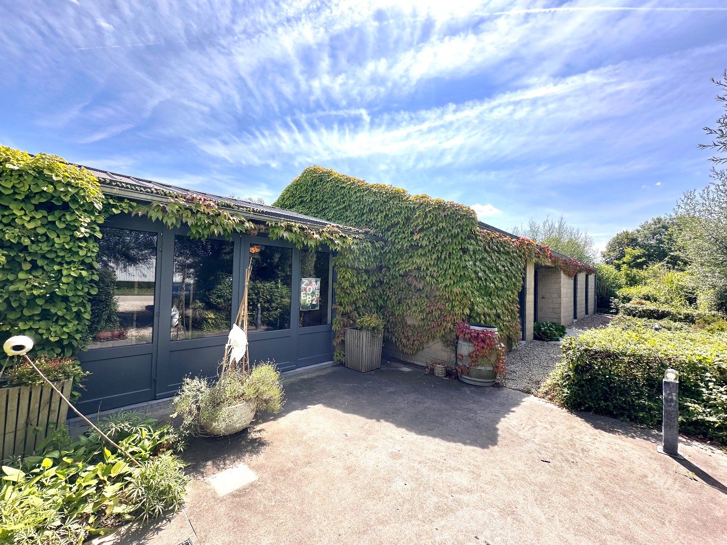 Unieke woning met werkplaats op toplocatie in Tongeren – industrieterrein Overhaam foto {{pictureIndex}}
