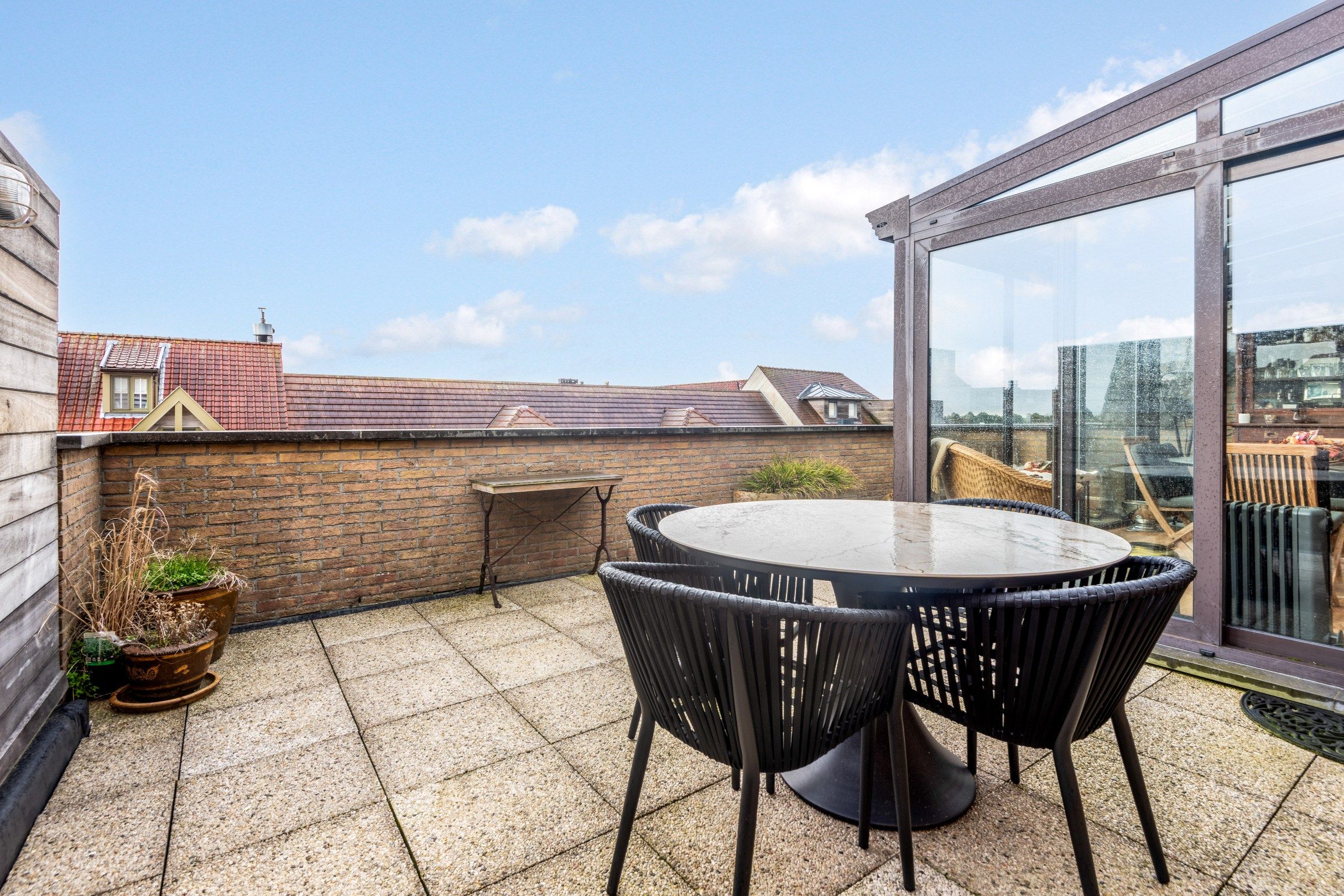 Zonovergoten penthouse met twee mooie terrassen tegen de Zoutelaan op wandelsafstand van de zeedijk. foto {{pictureIndex}}