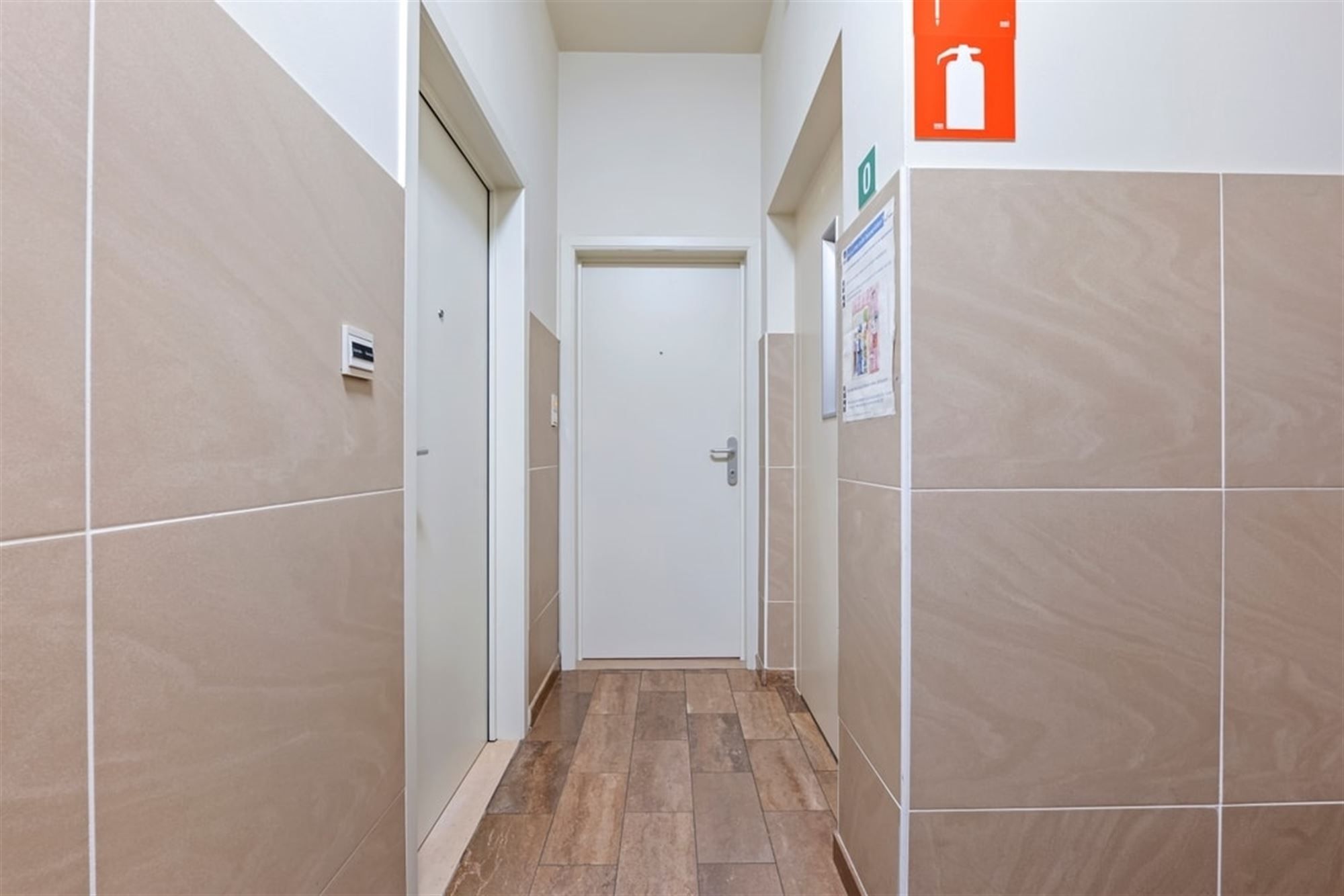 RUIM GELIJKVLOERS APPARTEMENT MET 3 SLKS EN EEN STAANPLAATS OP WANDELAFSTAND VAN HET CENTRUM VAN SINT-TRUIDEN  foto 27
