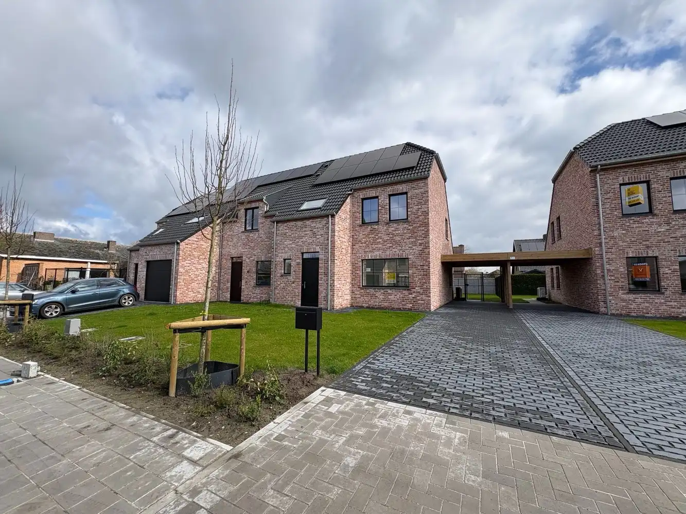 Nieuwbouwwoning met drie slaapkamers + carport foto {{pictureIndex}}