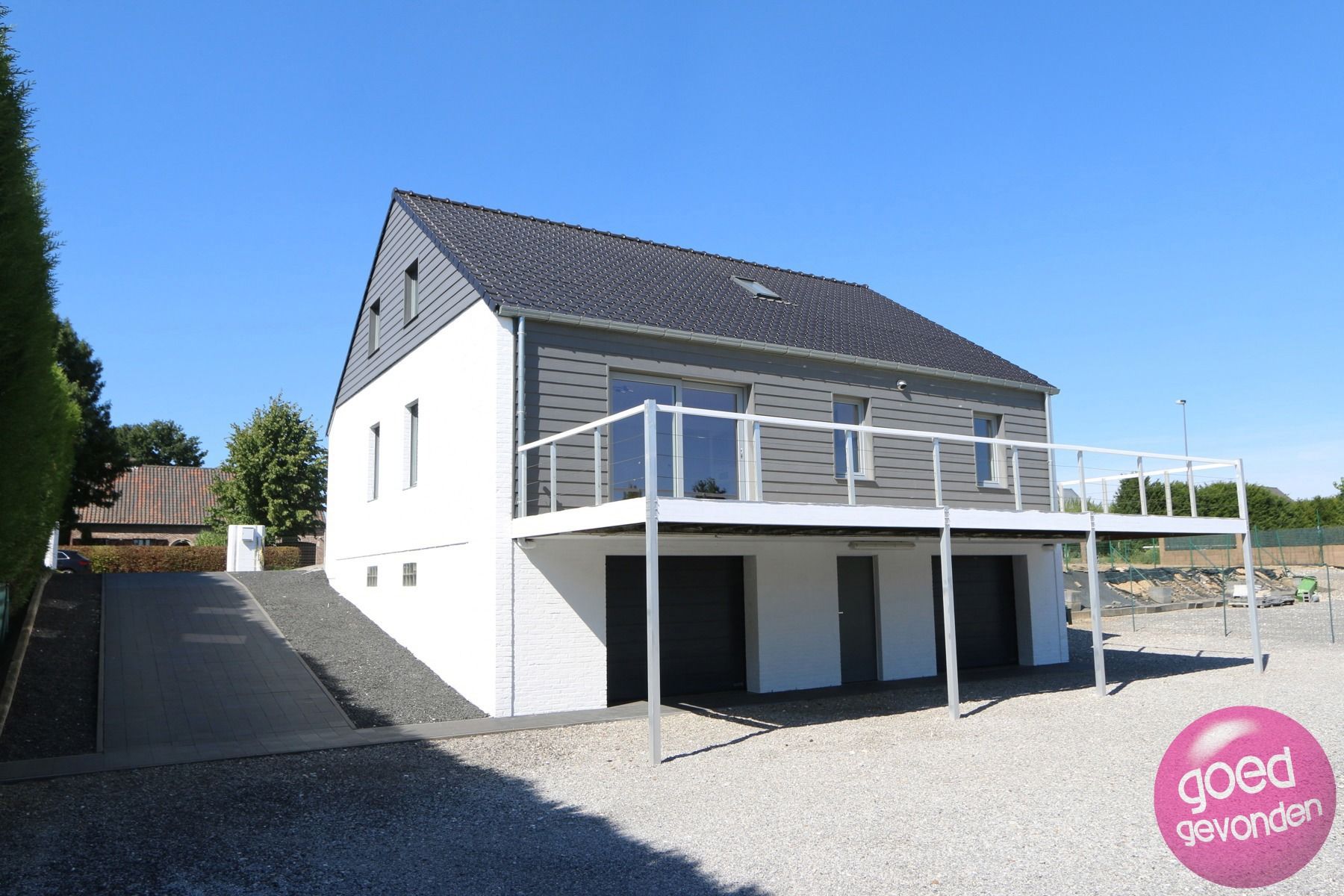 WONING - WERKPLAATS - 4 SLK - 2 GARAGES - TERRAS - TUIN foto {{pictureIndex}}
