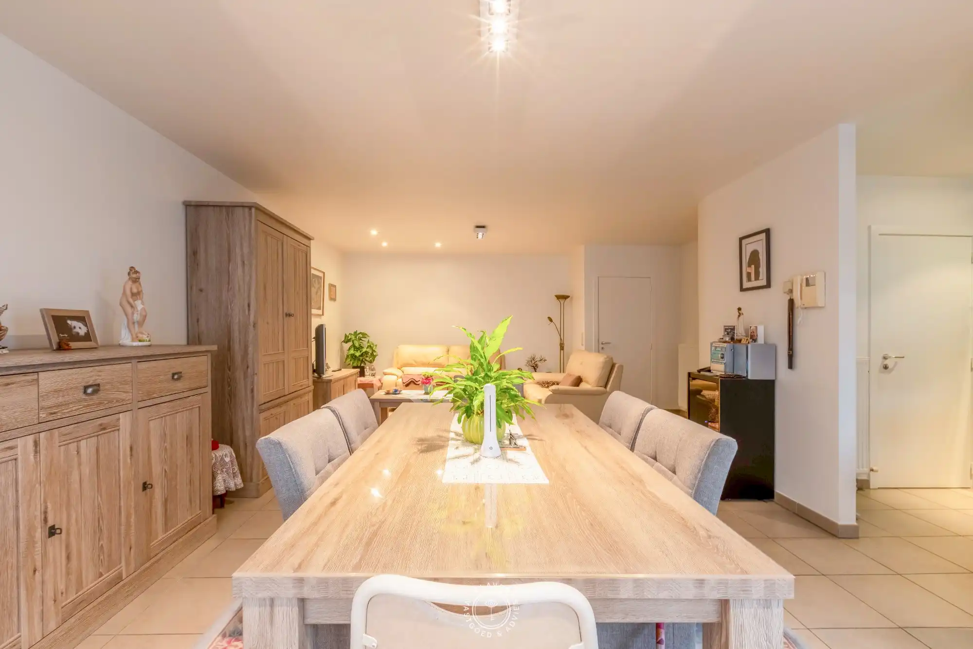 Centraal gelegen appartement met twee terrassen en autostaanplaats foto 2