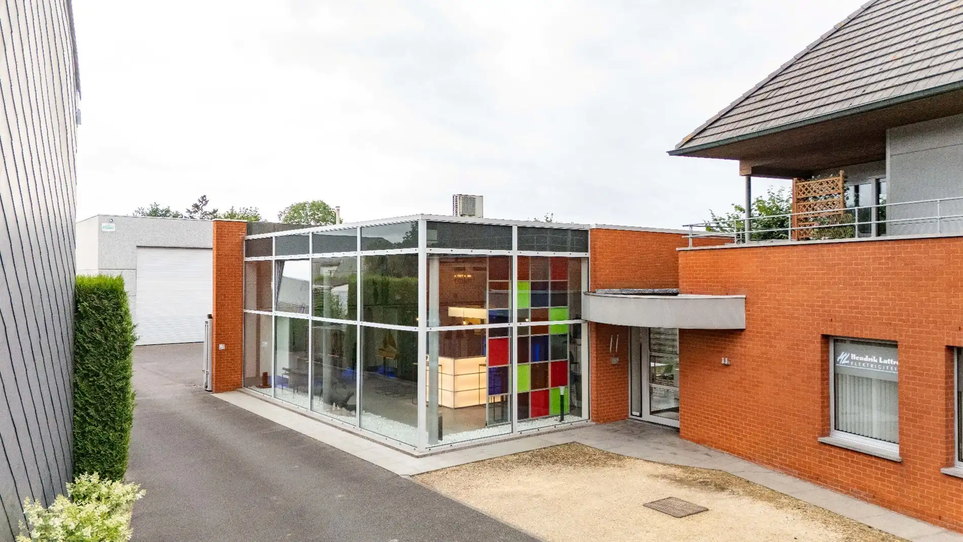 BEDRIJFS-/INVESTERINGS VASTGOED | LOODS | SHOWROOM | BURELEN & APPARTEMENT  foto 7