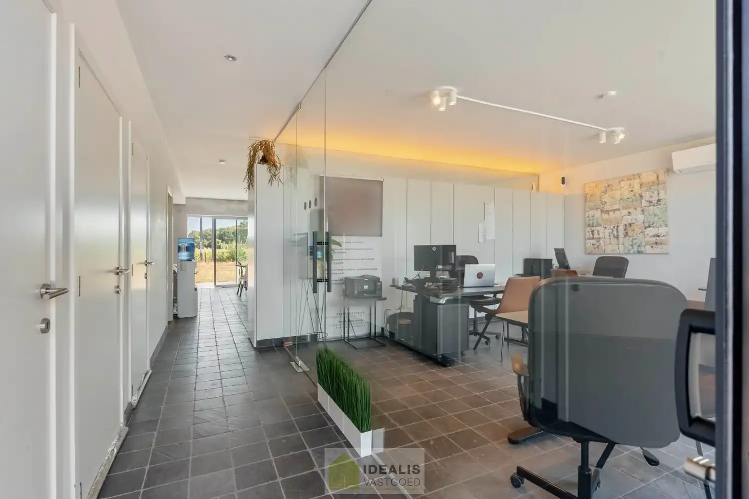 IDEALIS VASTGOED – GELIJKVLOERSE KANTOORRUIMTE MET BOVENLIGGEND APPARTEMENT OP EEN ZICHTLOCATIE IN DIEPENBEEK! Deze gelijkvloerse kantoorruimte van + - 105m² met bovenliggend apart toegankelijk appartement van + - 97 m² met zeer ruim terras is gelegen langs de Steenweg in Diepenbeek en heeft ruim voldoende parkeergelegenheid op eigen terrein. De perfecte zet voor zij die op zoek zijn naar een interessante investering op een zichtlocatie! foto 6
