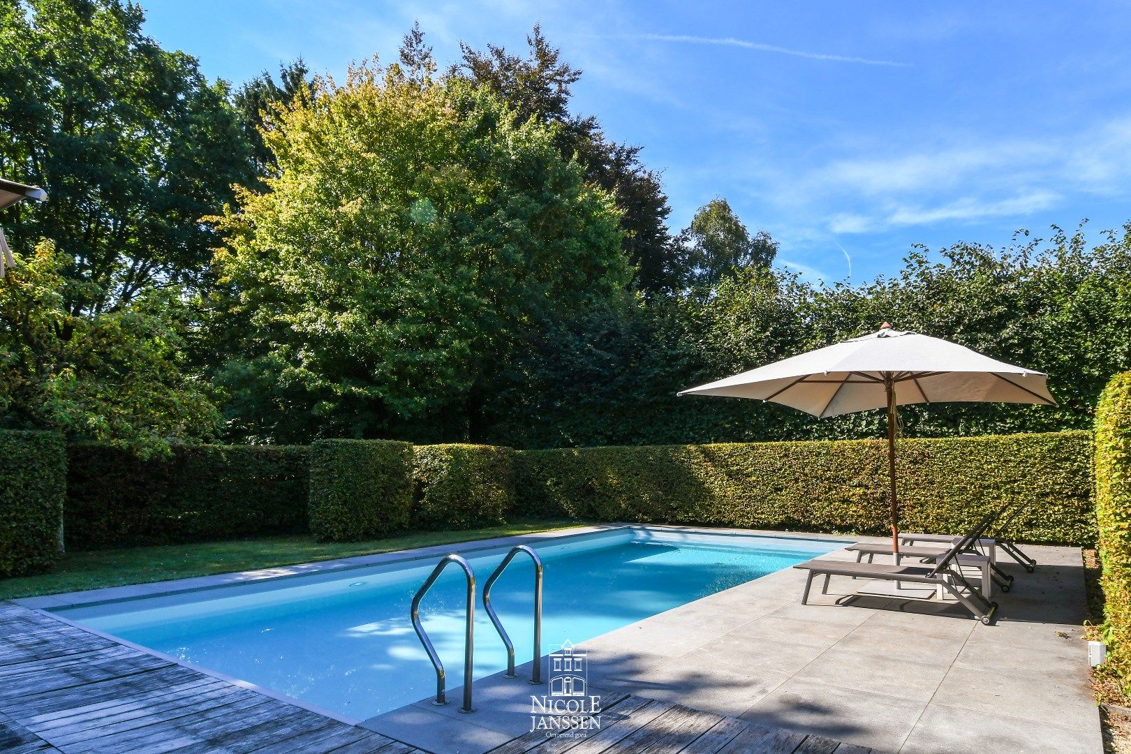 Vrijstaande woning met mooi verzorgde tuin en zwembad  foto 22