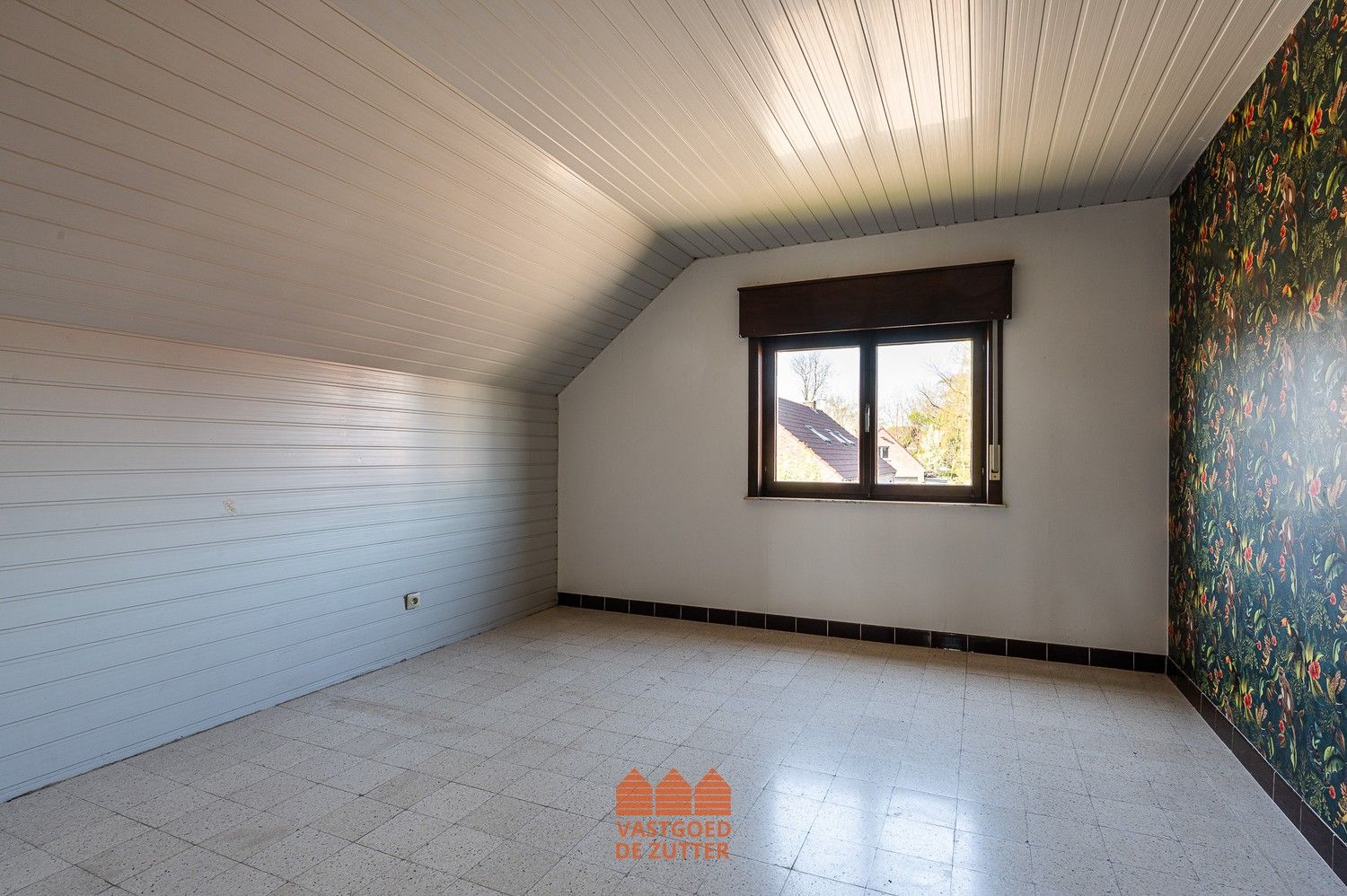 Halfopen bebouwing met tuin en garage in rustige doodlopende straat foto 13