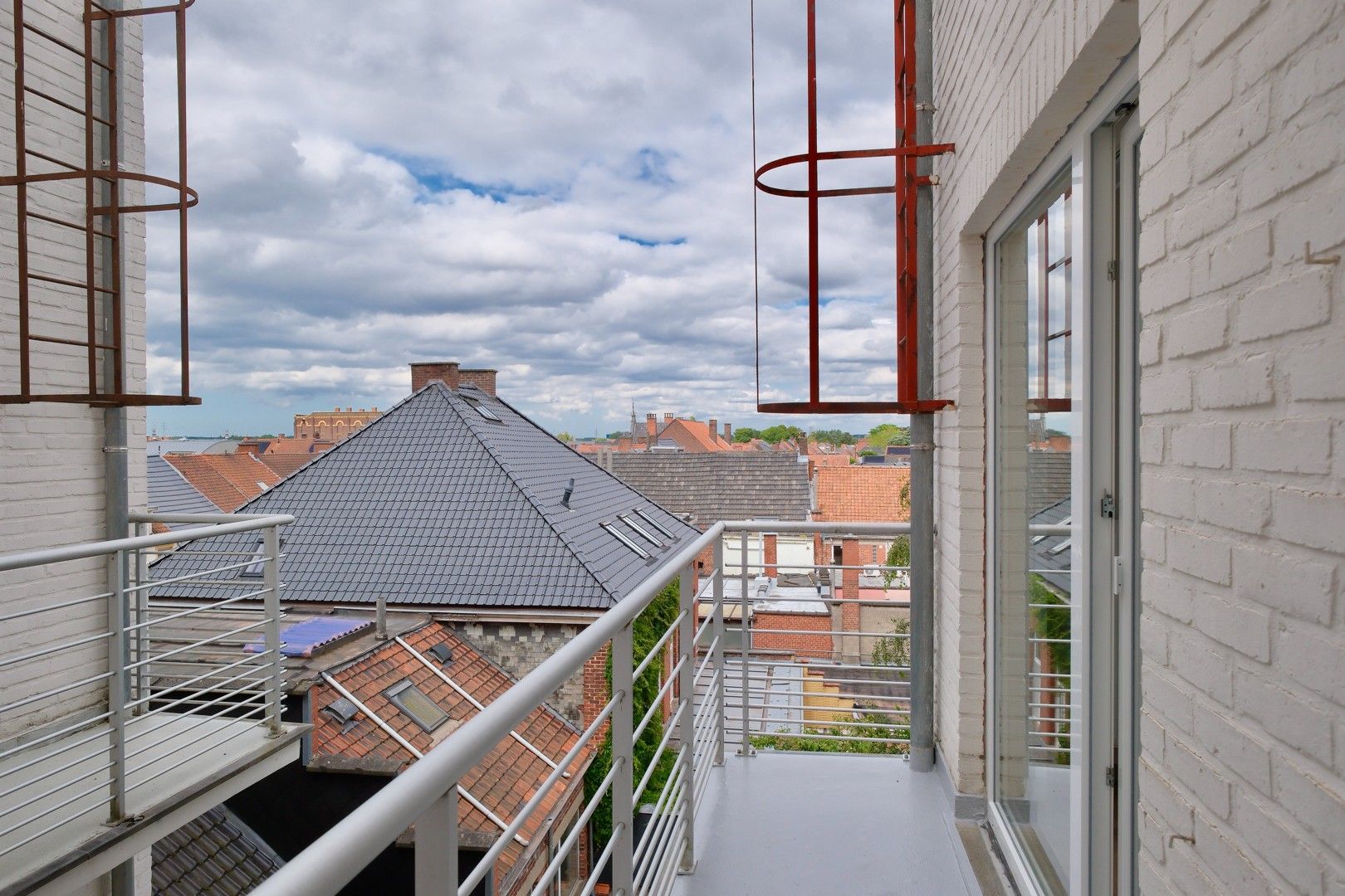 Roeselare - Vernieuwd appartement met 2 slpks op toplocatie! foto 8