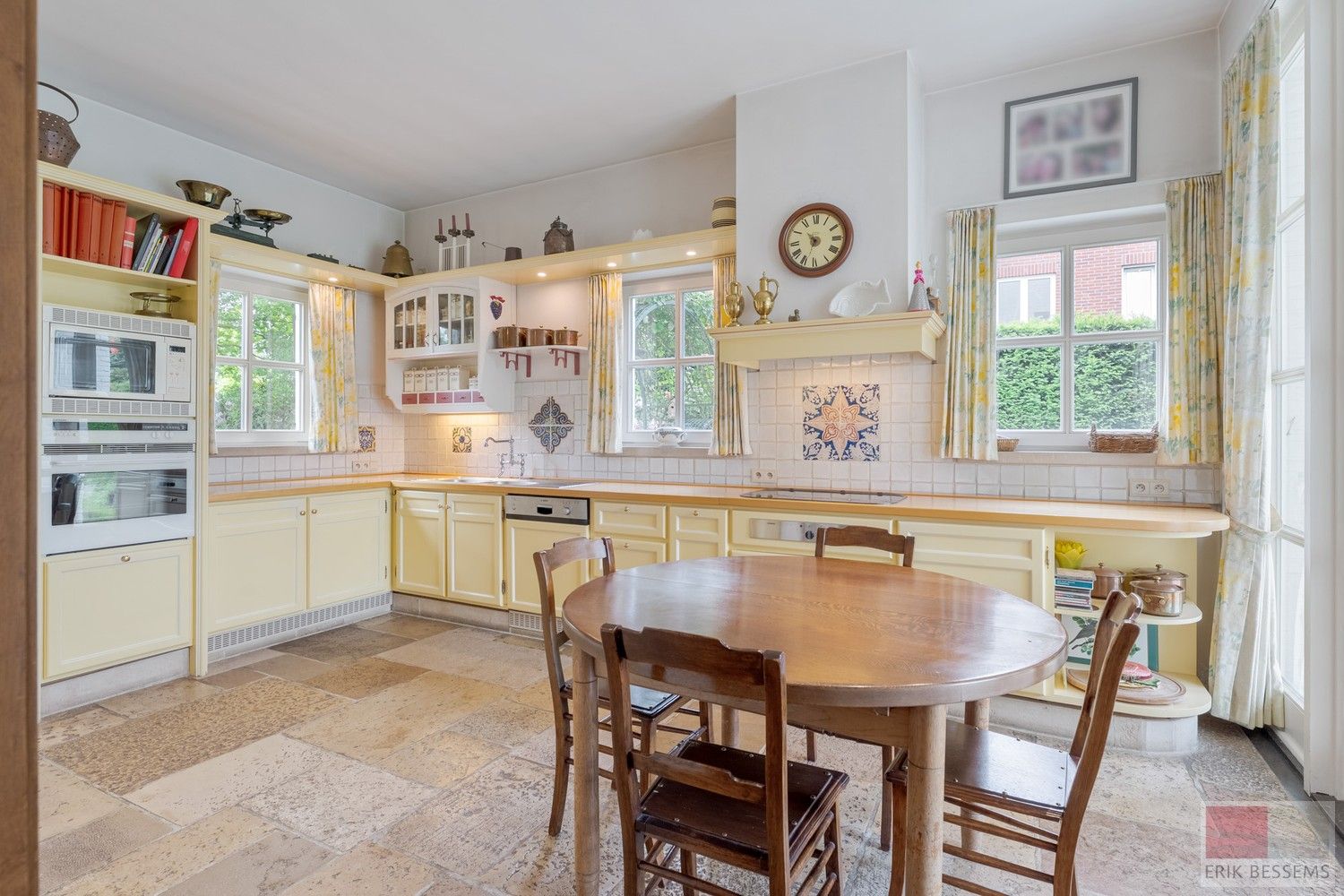 Prachtige vrijstaande villa met Franse allure, gelegen op een royaal perceel van 1.211 m², biedt een riante woonoppervlakte van 309 m² foto 12