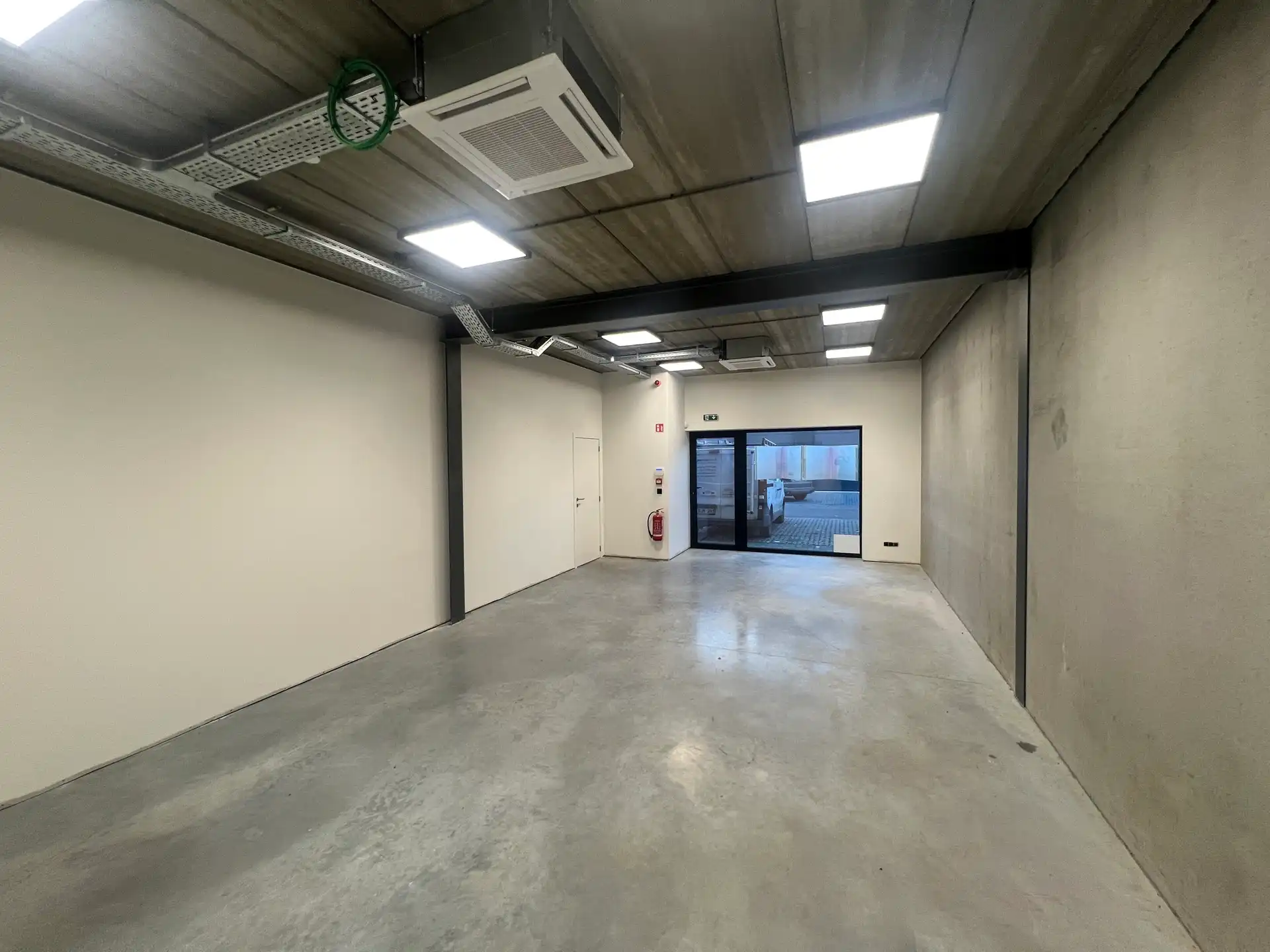 Recente kmo-unit (220m²) met buitenterrein foto 9