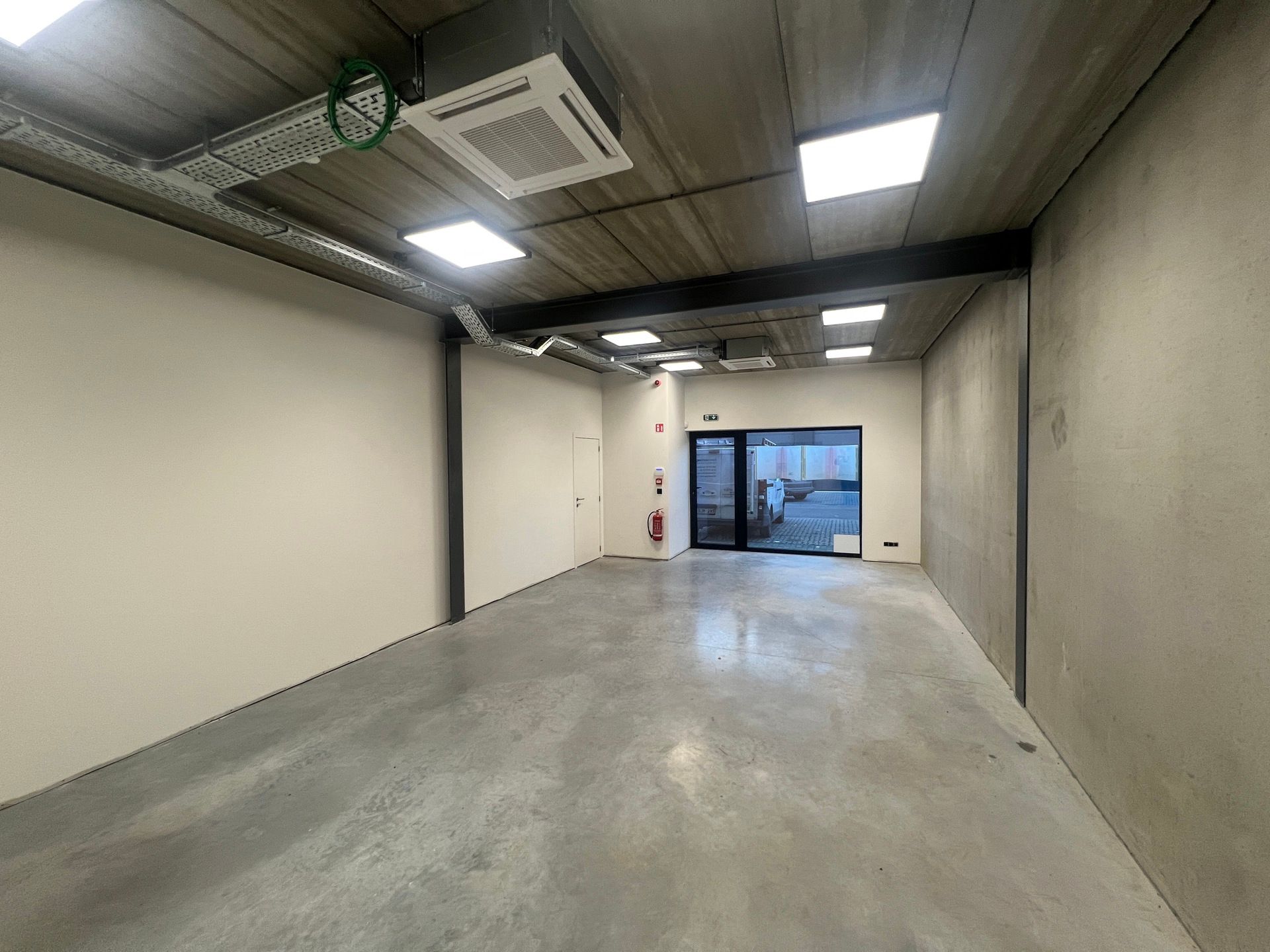 Recente kmo-unit (220m²) met buitenterrein foto 9
