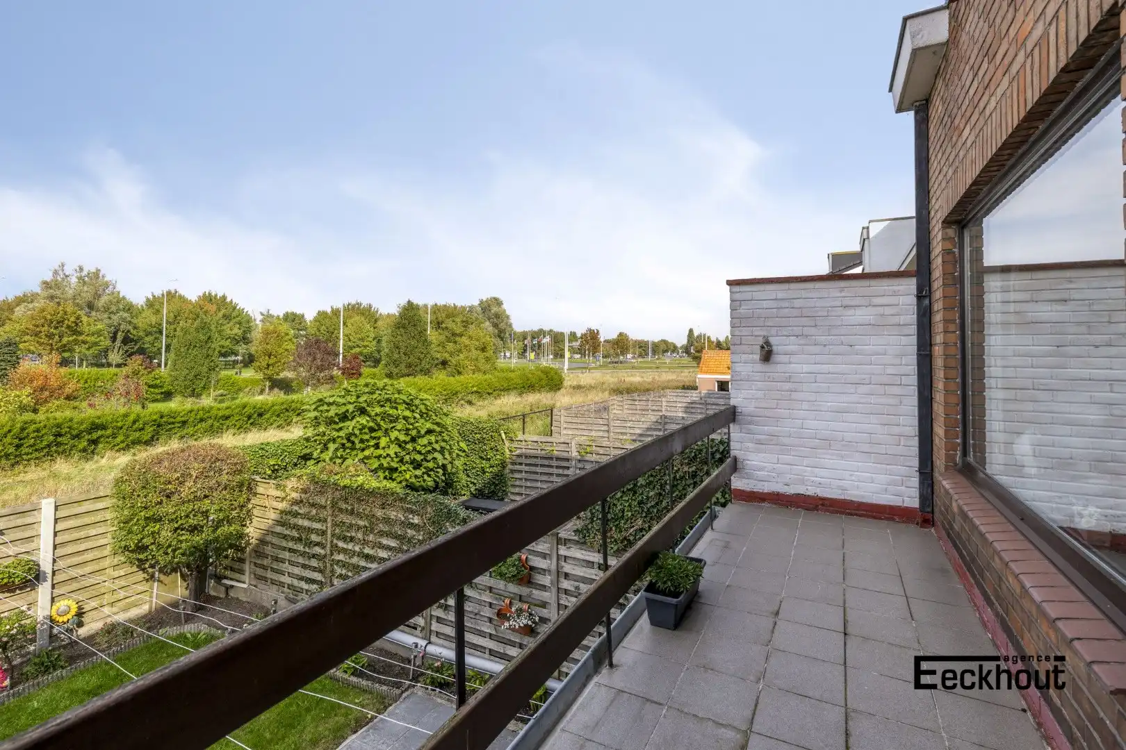 Te moderniseren woning op goede ligging met garage en tuin! foto {{pictureIndex}}