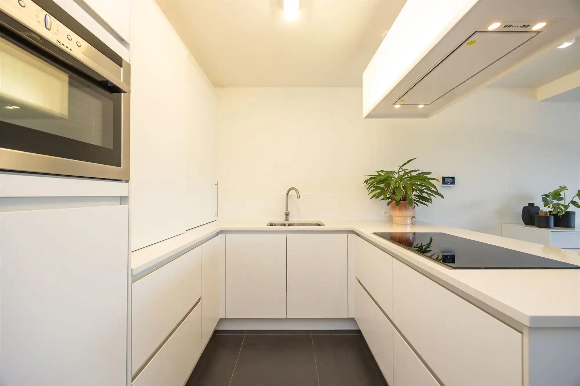 Instapklaar gelijkvloers appartement met tuin en carport foto 7