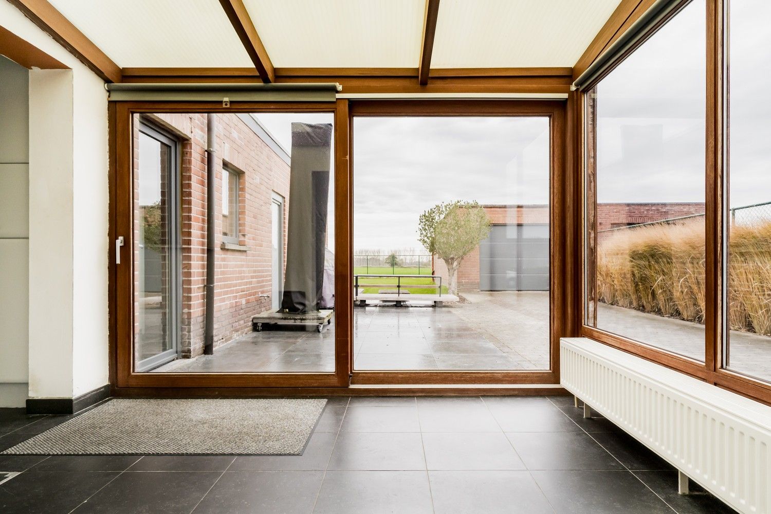 Halfopen bebouwing met ruime garage en prachtig uitzicht op de velden foto 13