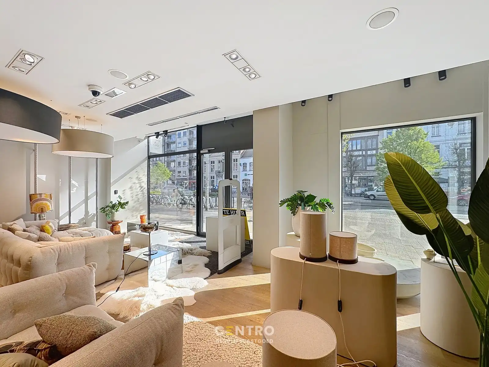 TE HUUR - Commerciële HANDELSRUIMTE (236m²) met KELDER (73m²) op topligging in het centrum van Eeklo foto 4