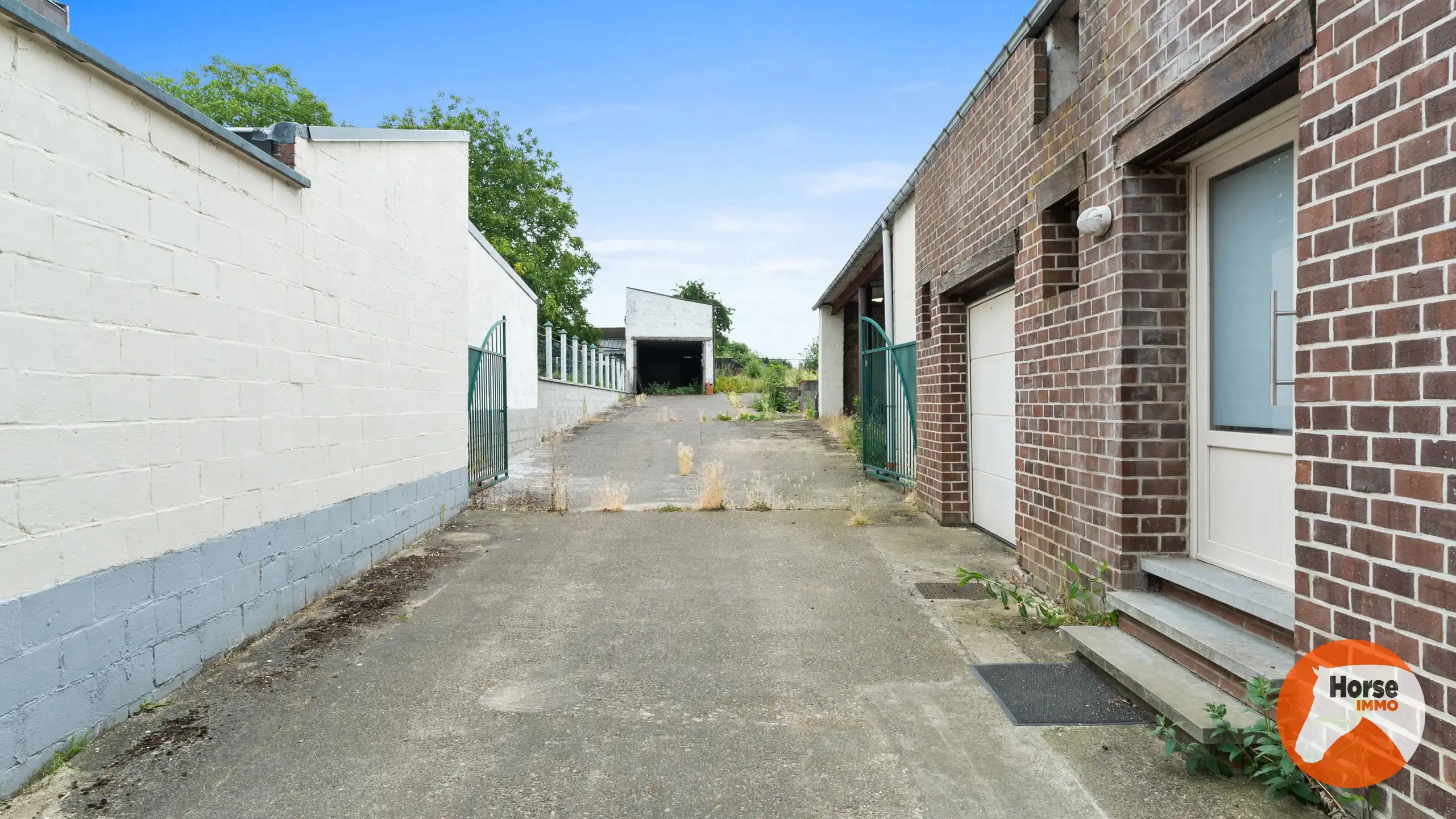 RIEMST - Te renoveren woning met stalling foto 18