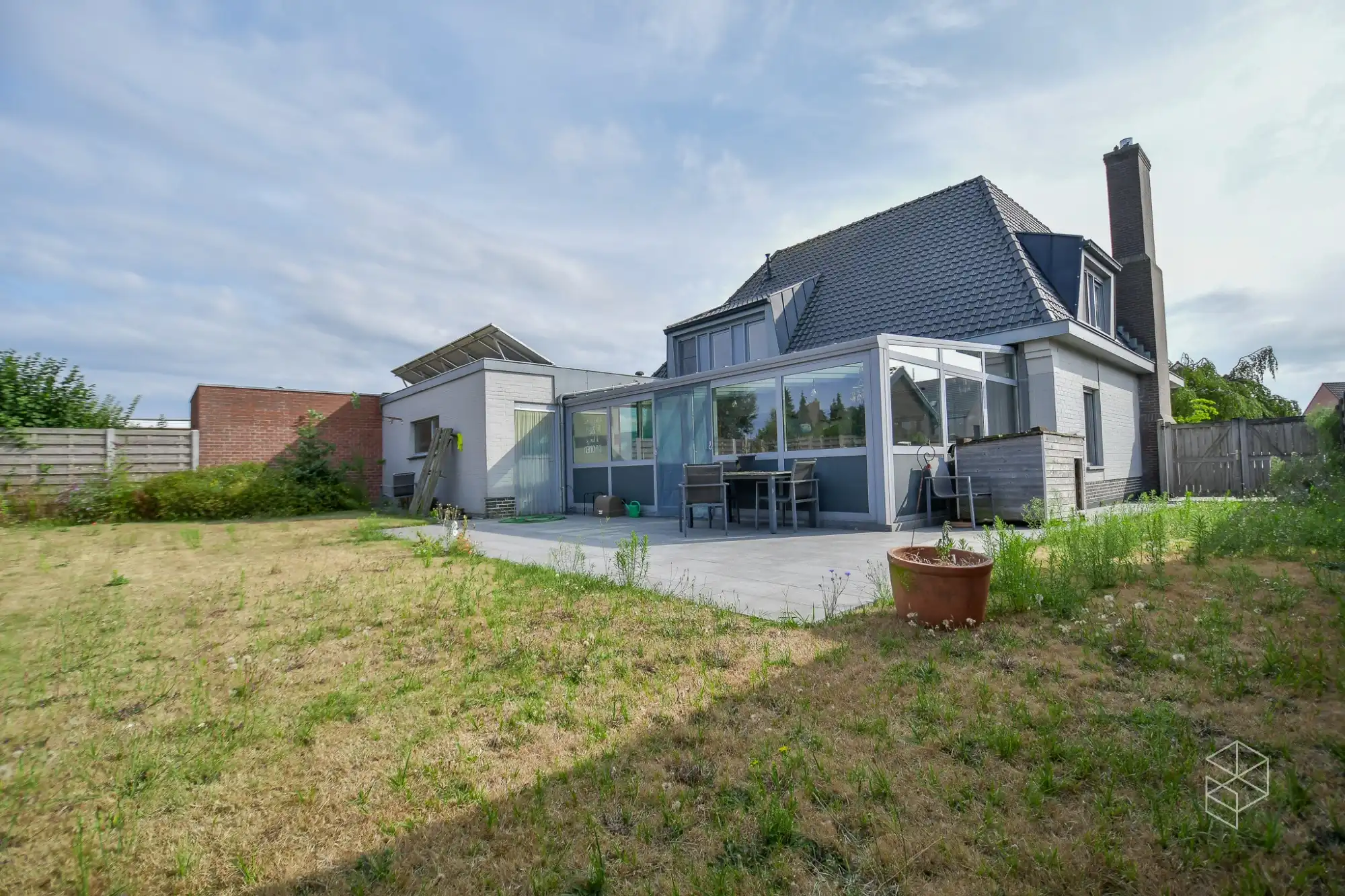 Grote woning met 4 slpk en grote tuin foto 2