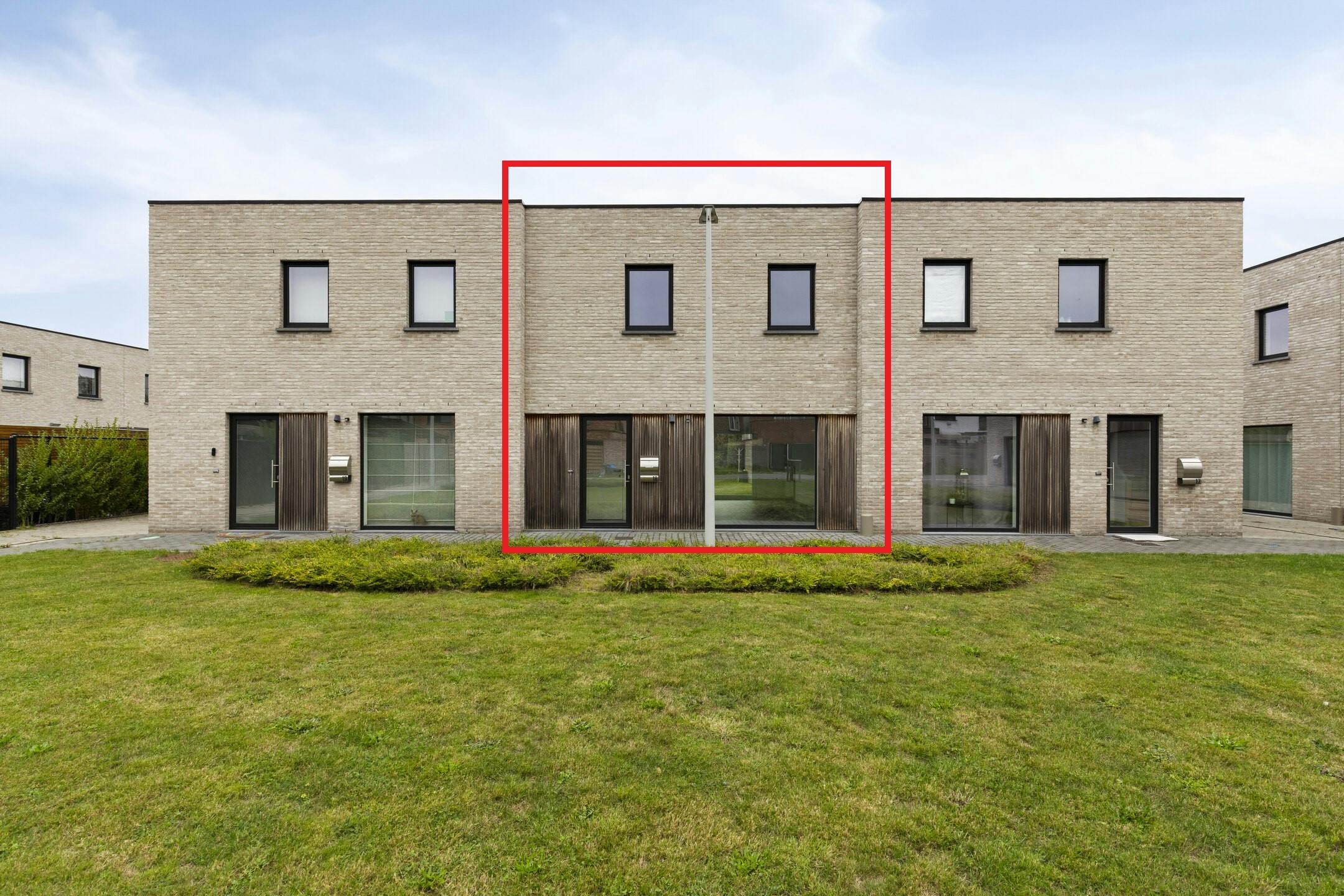 Instapklare woning met carport te koop in centrum Eeklo foto 2