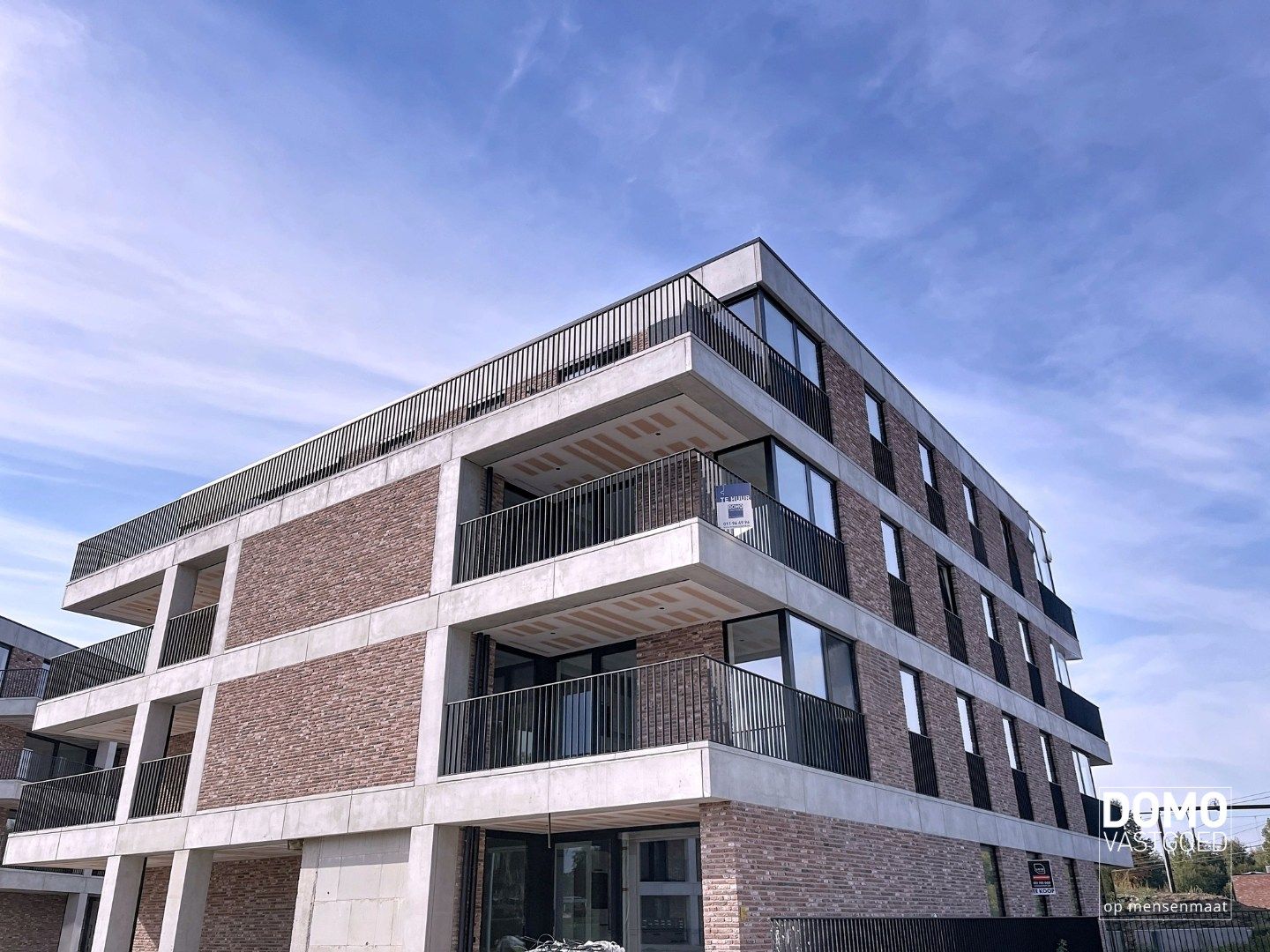 NIEUWBOUW 2 SLAAPKAMER APPARTEMENT MET TERRAS, AUTOSTANDPLAATS EN KELDERBERGING TE KERMT foto {{pictureIndex}}