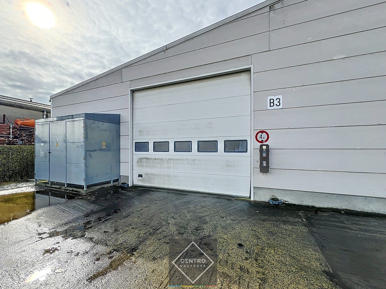 Instapklaar BEDRIJFSGEBOUW bestaande uit een geïsoleerd MAGAZIJN (± 2.935m²) met KANTOORGEBOUW (± 305m²). Ruim verhard buitenterrein én 2 rolbruggen. Op industriezone te Houthulst. foto 6