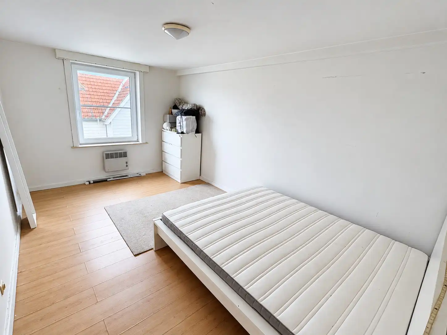 Gerenoveerd duplex-appartement in Bredene met 2 slaapkamers en verhuurd aan € 595/maand. foto 4