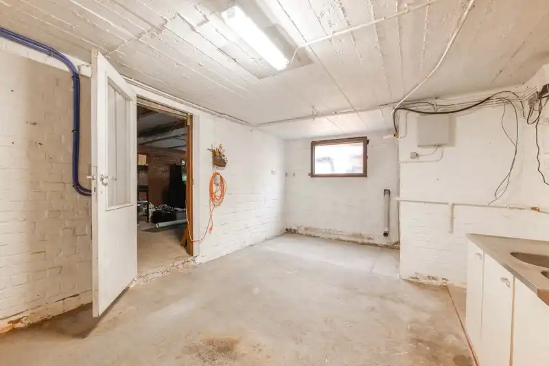 🏡 Te renoveren HALFOPEN woning met 3 slaapkamers, grote garage met uitweg achteraan TE KOOP in het hartje van Sint-Baafs-Vijve! foto 8