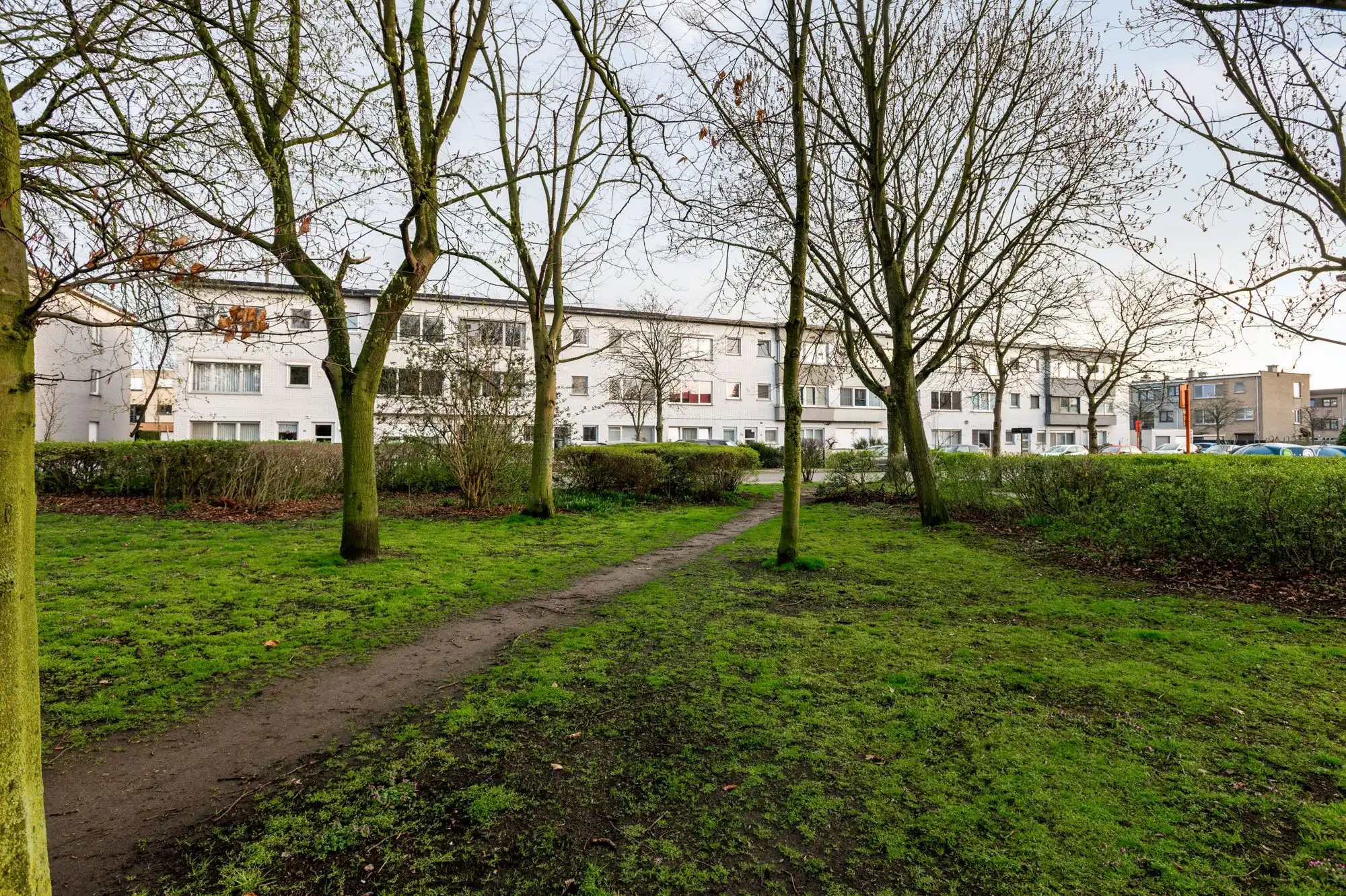 Volledig gerenoveerd 2-slaapkamerappartement met terras, garagebox en groen uitzicht! foto 17