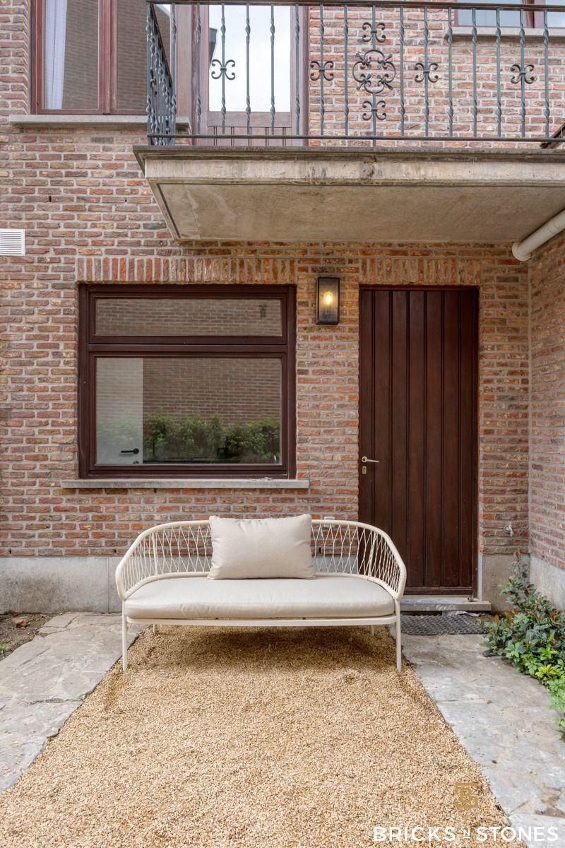 Zeer ruime halfopen bebouwing met praktrijkruimte en prachtige tuin foto 12