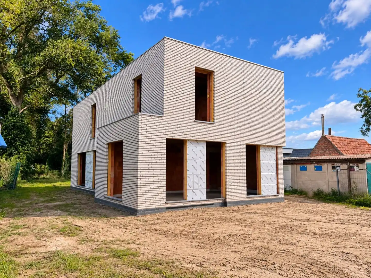 NIEUWBOUWZONDAG 25 OKTOBER 2026 VAN 10u00-12u00 & 14u00-16u00 - Exclusieve villa op 1.214 m² met bedrijfsruimte op centrale ligging te Oudenburg foto {{pictureIndex}}
