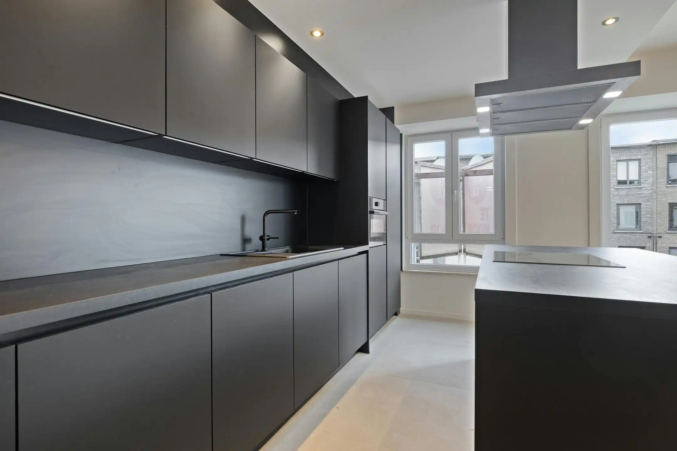 Prachtig gerenoveerd appartement met parking te Deurne! foto 6