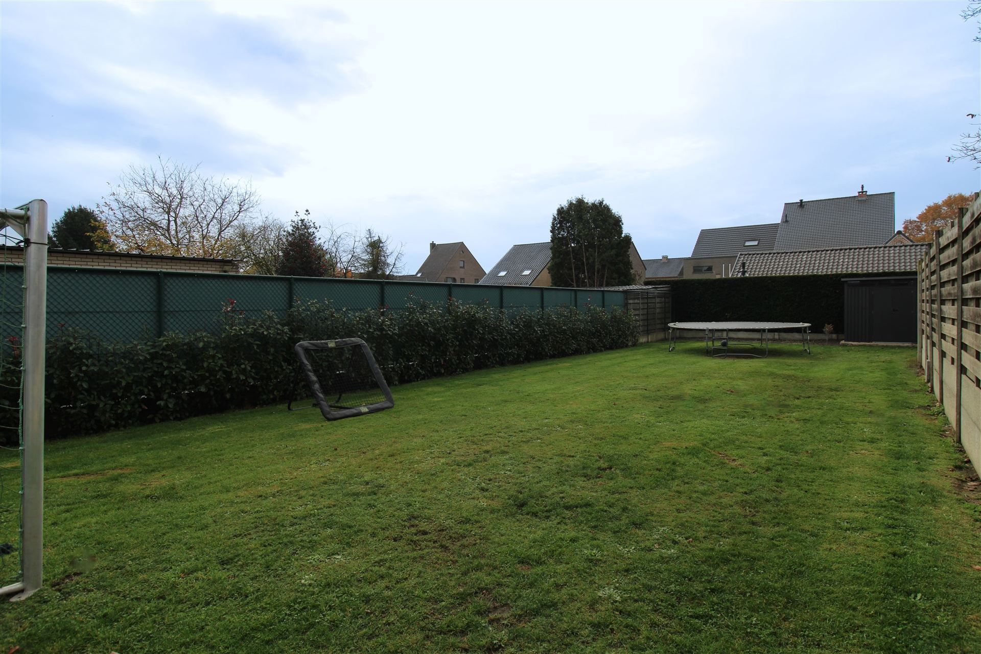 Instapklare, volledig gerenoveerde gezinswoning met 3 slaapkamers, ruime leefkeuken, zonnige omheinde tuin op 5a71ca, zonnepanelen, airco en EPC B, ideaal gelegen nabij scholen, winkels en het centrum van Maasmechelen! foto 20